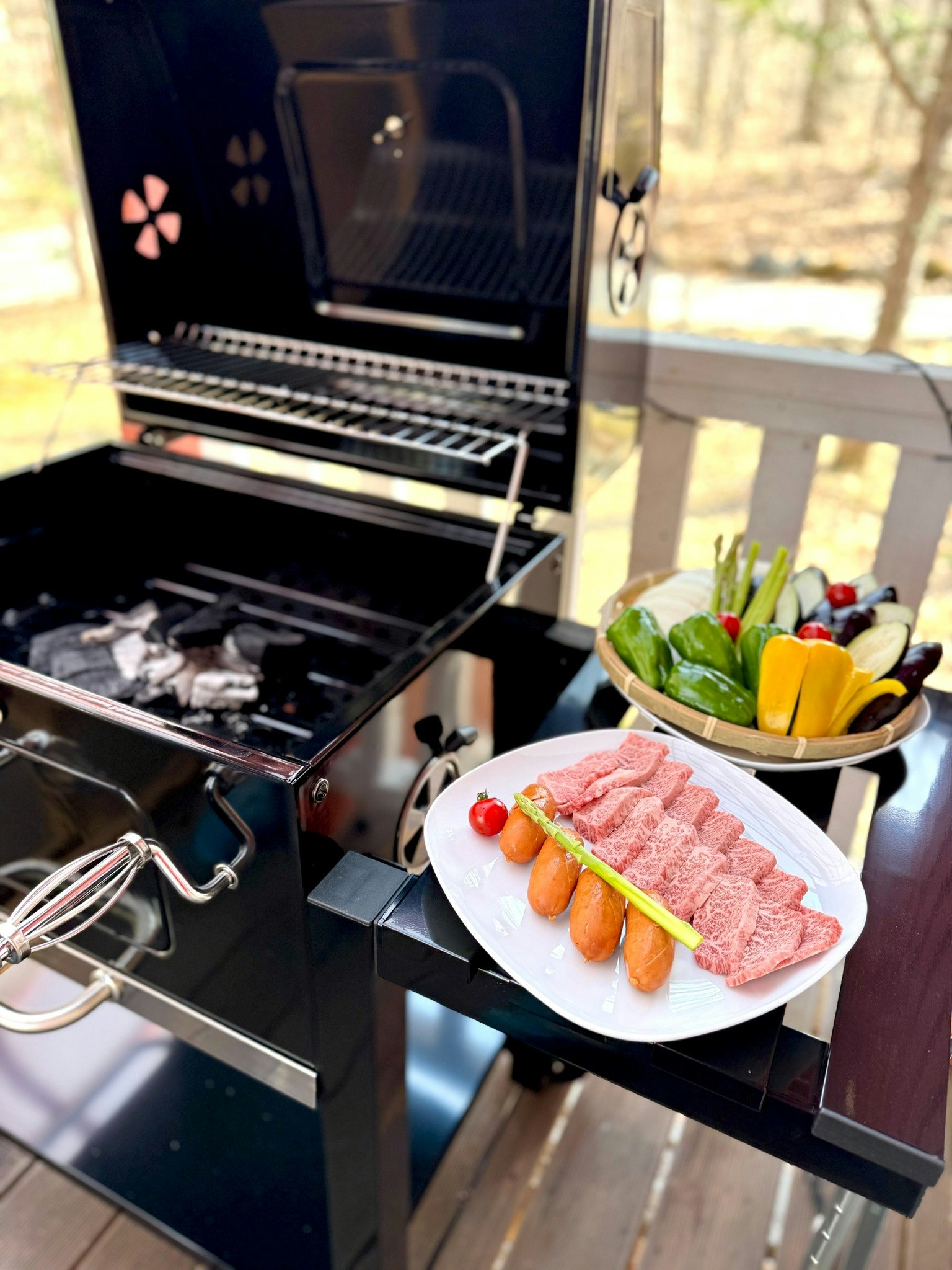 浅間山の麓で プライベートサウナや炭火BBQが楽しめる 真っ赤なフィンランドハウス