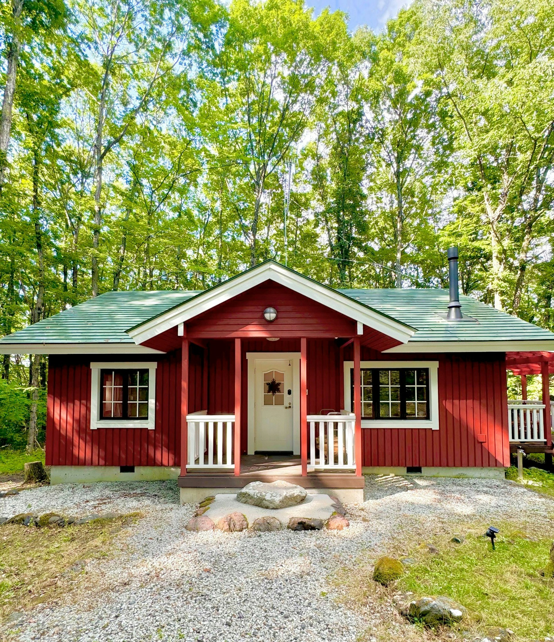 浅間山の麓で プライベートサウナや炭火BBQが楽しめる 真っ赤なフィンランドハウス