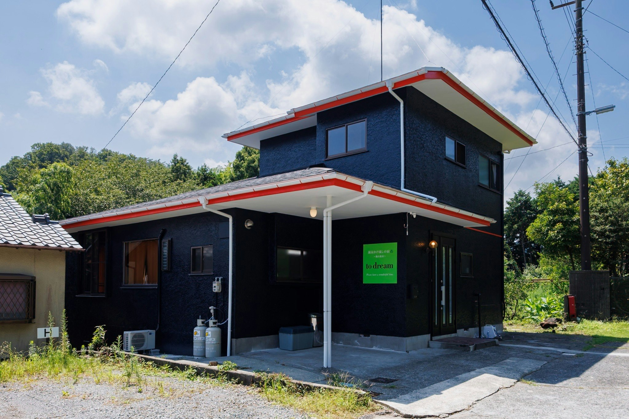 源泉かけ流し風呂の一棟貸。40m2超の圧巻!炭火BBQデッキ! シアタールーム 疲れも癒す自然を満喫