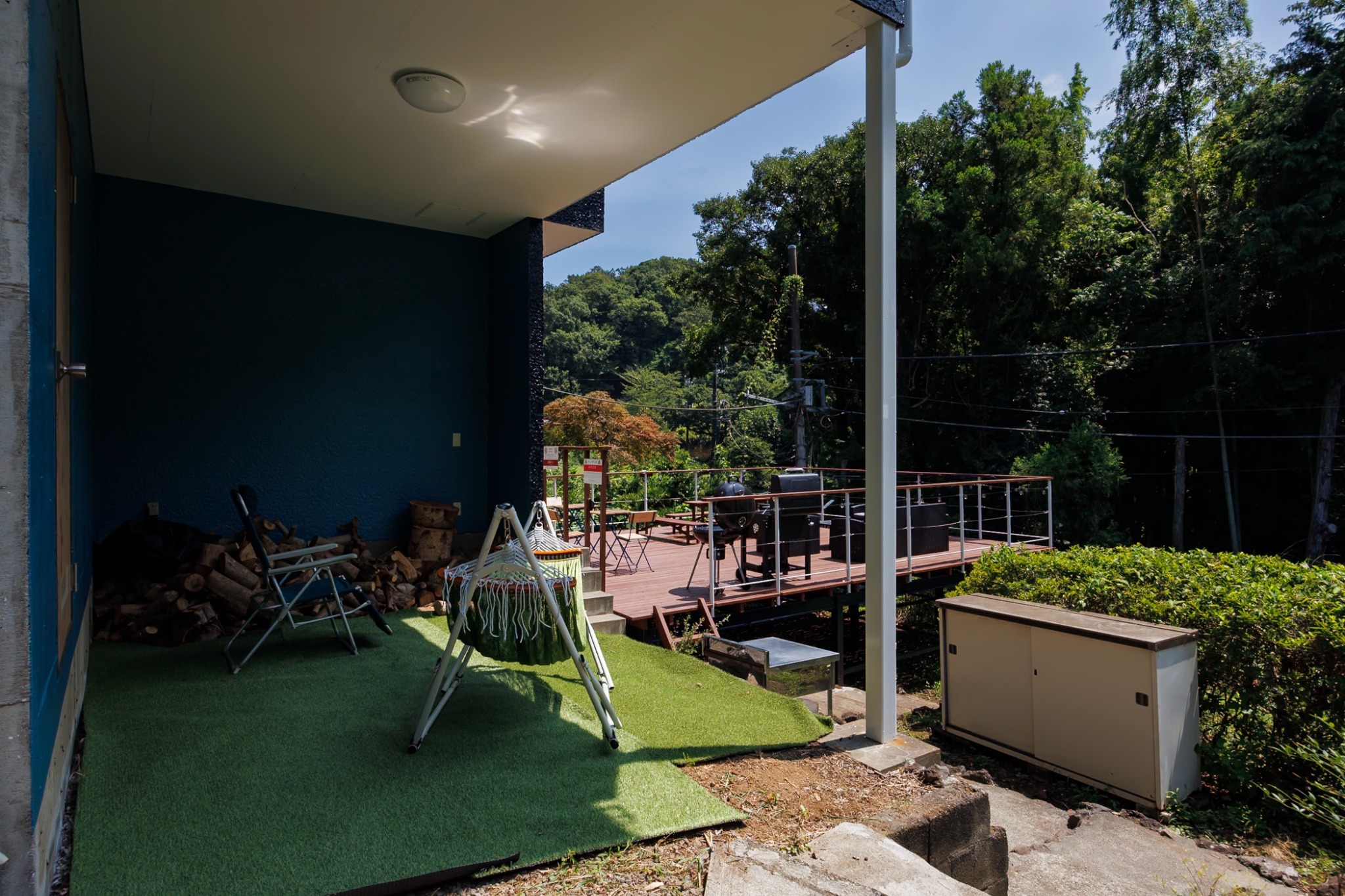 源泉かけ流し風呂の一棟貸。40m2超の圧巻!炭火BBQデッキ! シアタールーム 疲れも癒す自然を満喫