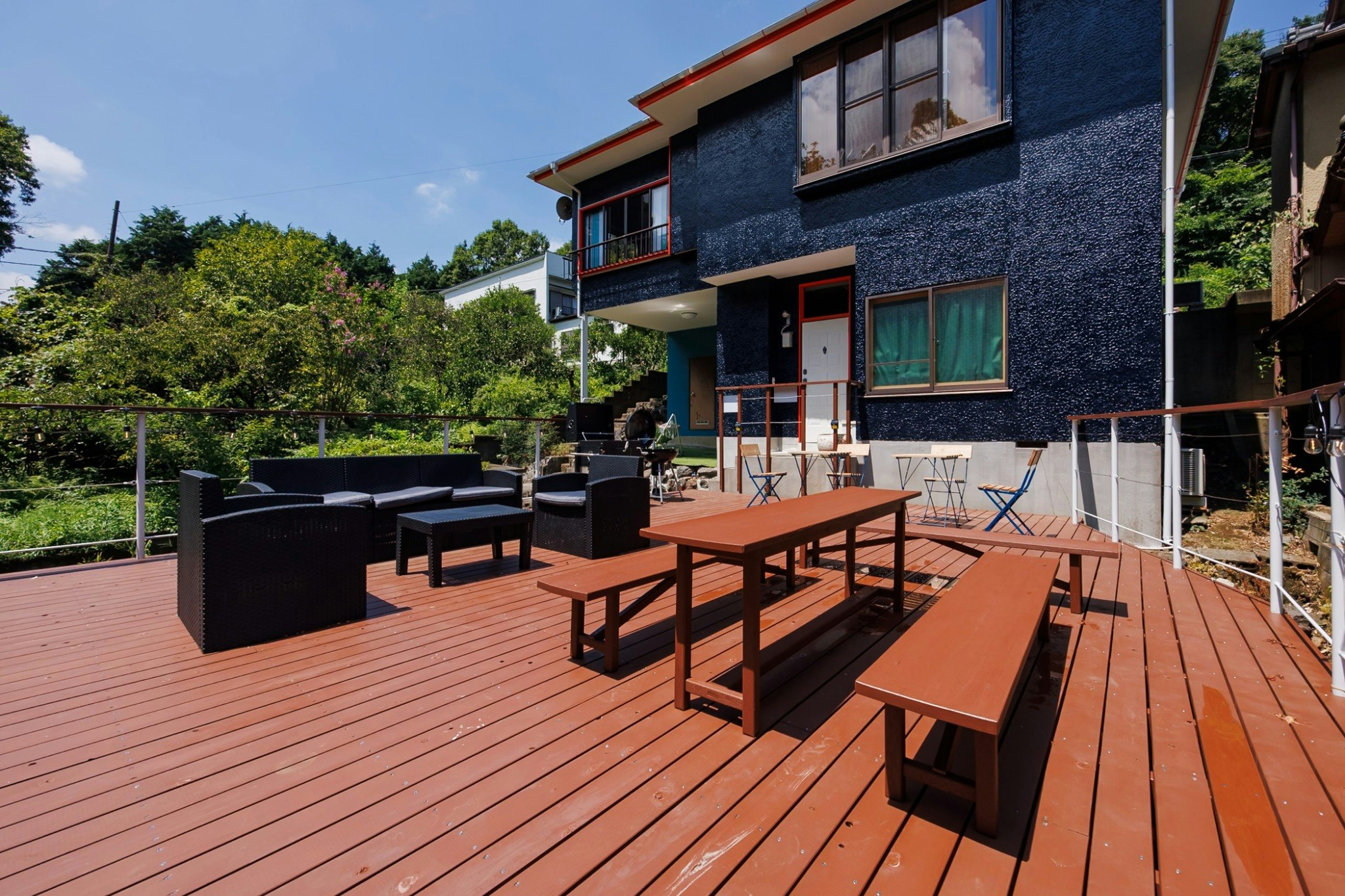 源泉かけ流し風呂の一棟貸。40m2超の圧巻!炭火BBQデッキ! シアタールーム 疲れも癒す自然を満喫