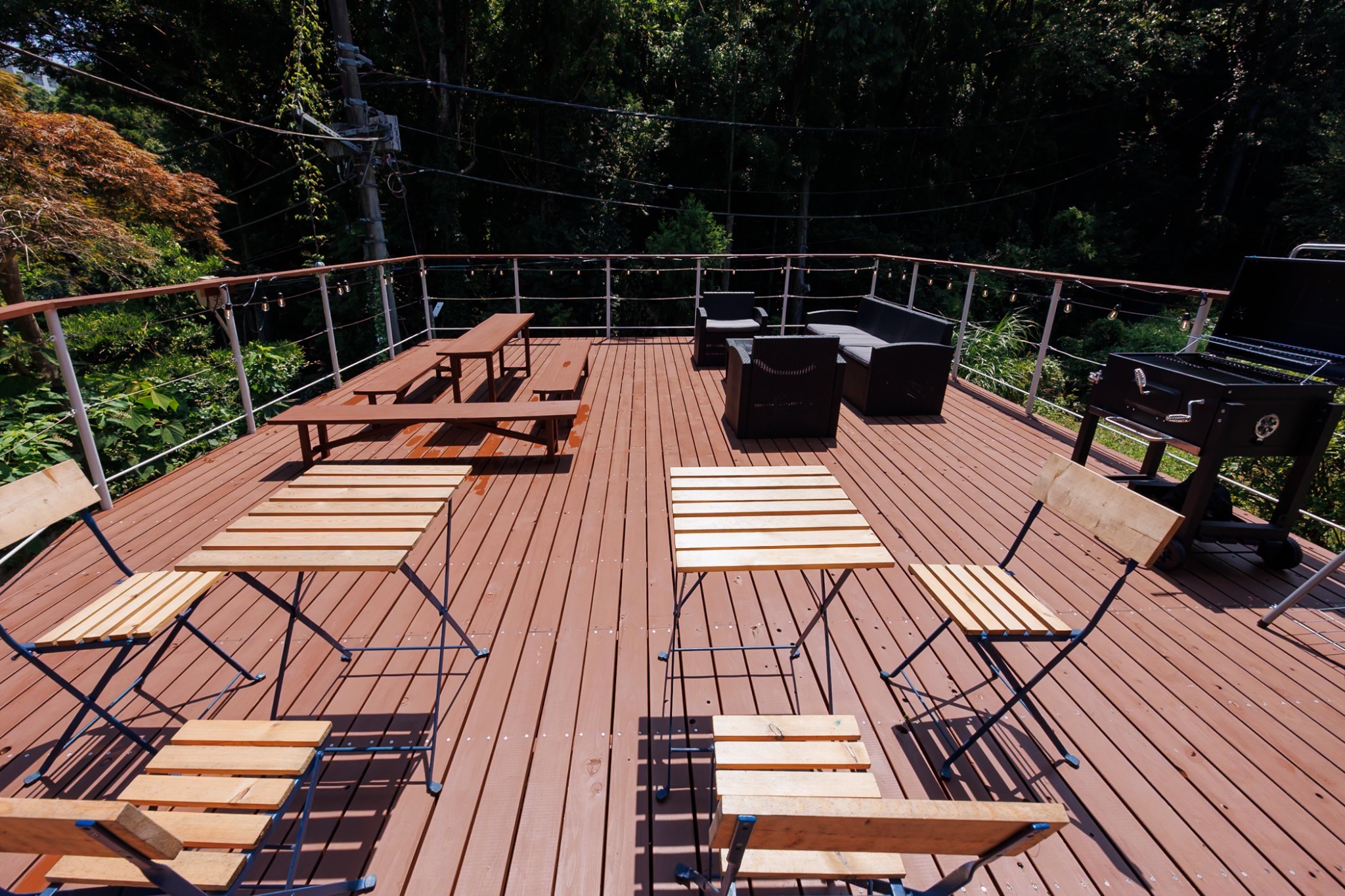 源泉かけ流し風呂の一棟貸。40m2超の圧巻!炭火BBQデッキ! シアタールーム 疲れも癒す自然を満喫