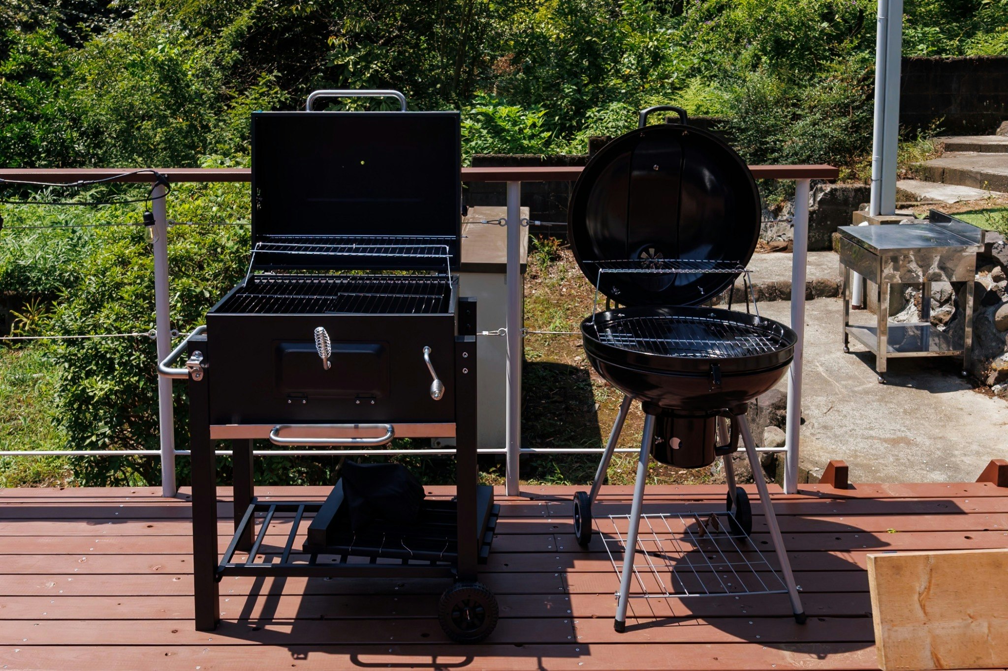 源泉かけ流し風呂の一棟貸。40m2超の圧巻!炭火BBQデッキ! シアタールーム 疲れも癒す自然を満喫