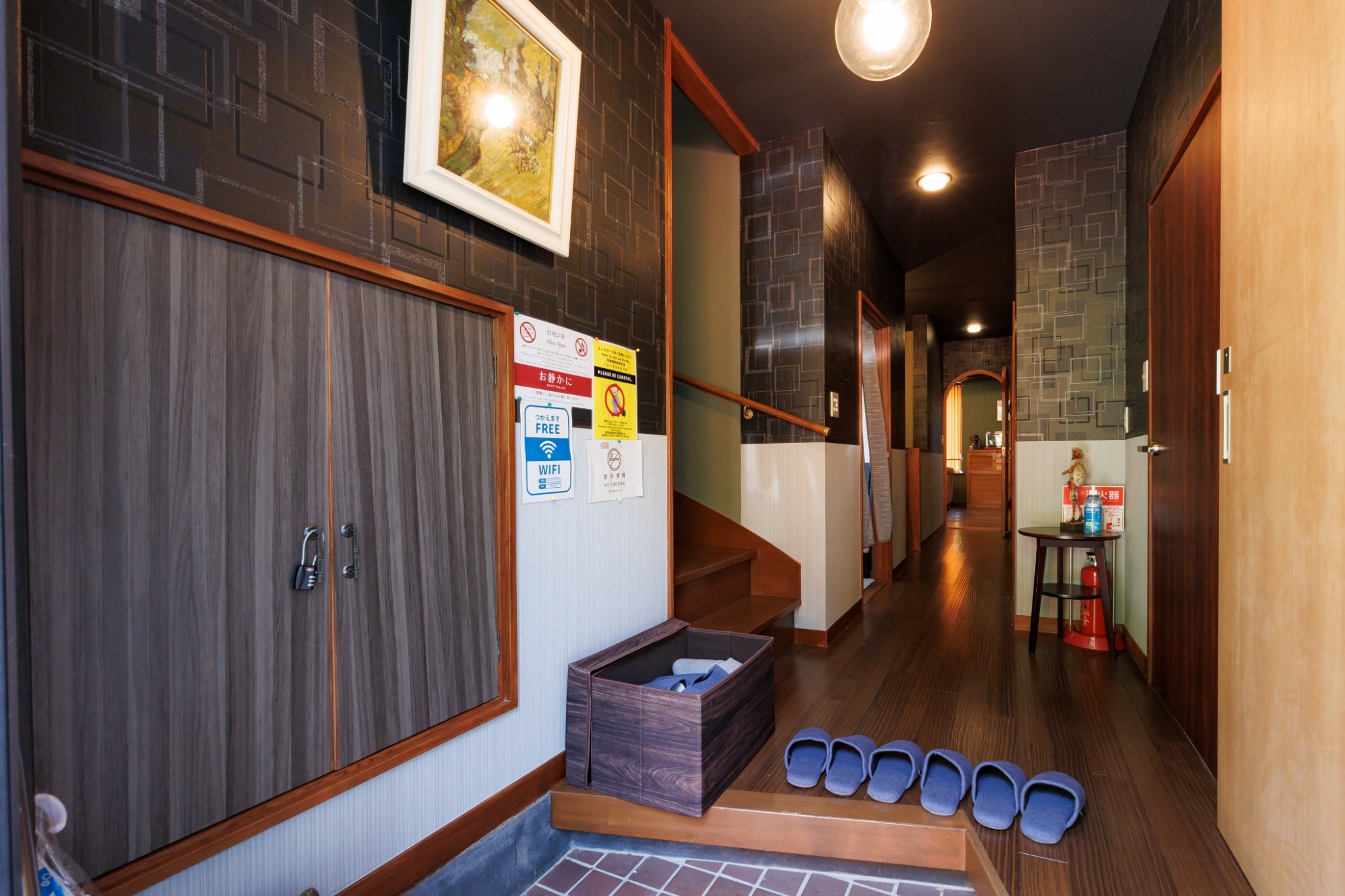 源泉かけ流し風呂の一棟貸。40m2超の圧巻!炭火BBQデッキ! シアタールーム 疲れも癒す自然を満喫