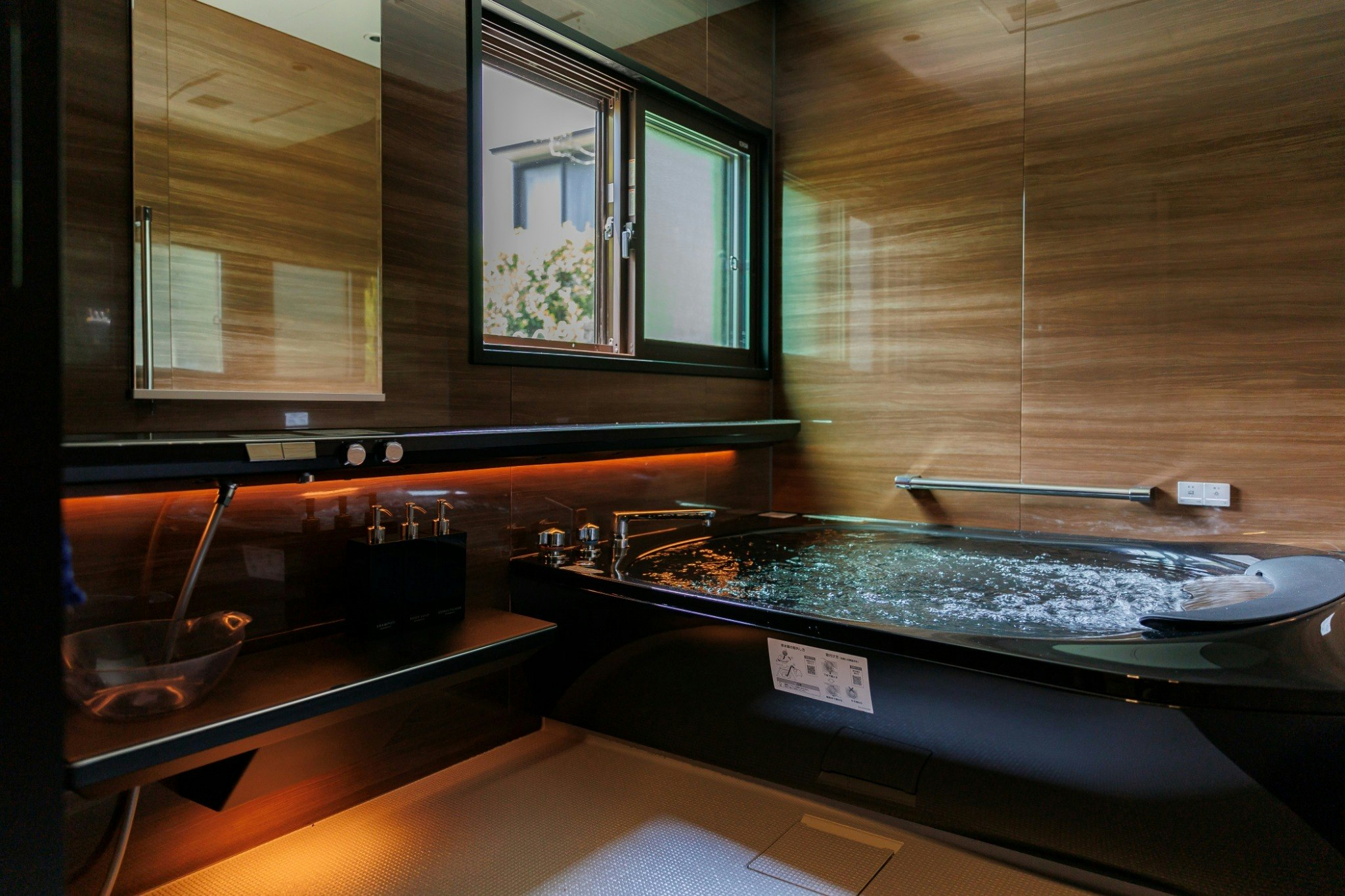 源泉かけ流し風呂の一棟貸。40m2超の圧巻!炭火BBQデッキ! シアタールーム 疲れも癒す自然を満喫