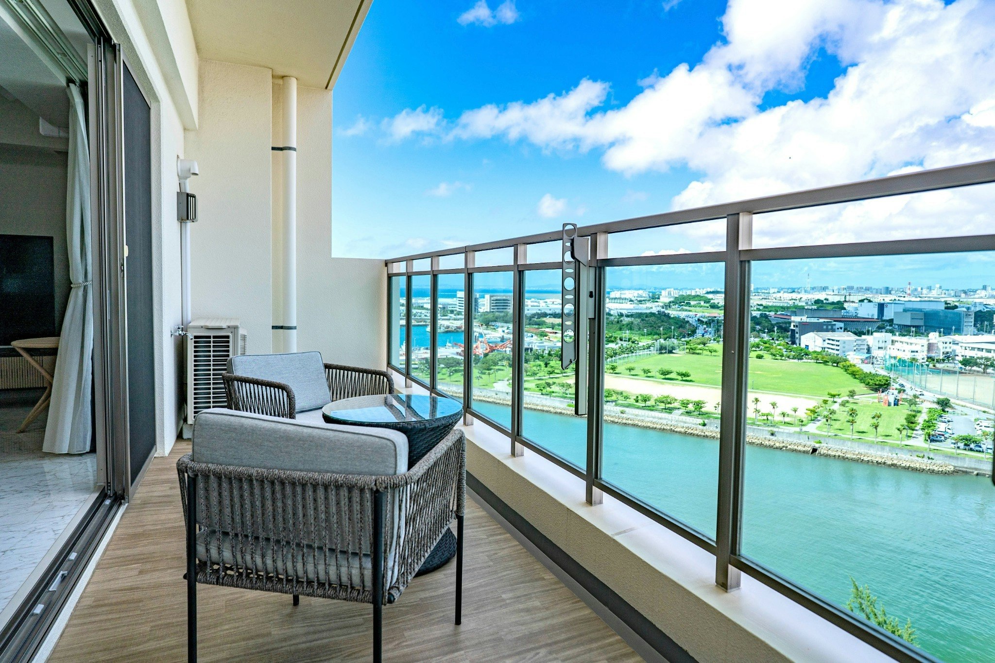 ⁨【最上階・開放ビュー】那覇空港10分以内/フェリーターミナル・58号線近く、沖縄全域アクセス抜群!