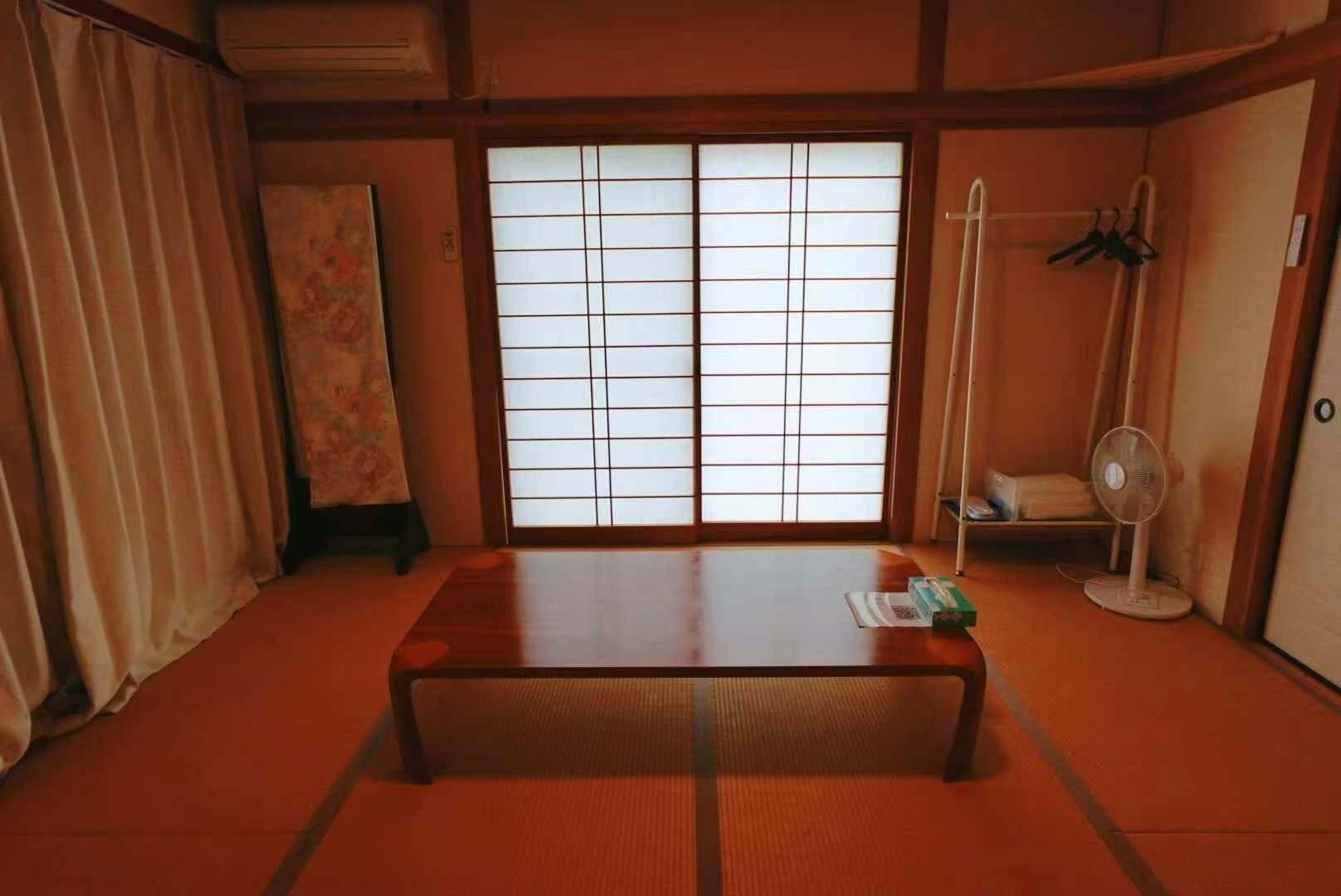 部屋から海辺の夕陽がながめられる静かな部屋