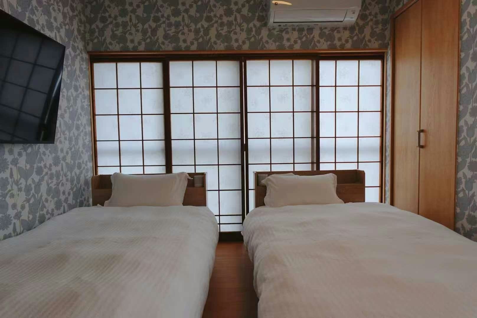 部屋から海辺の夕陽がながめられる静かな部屋
