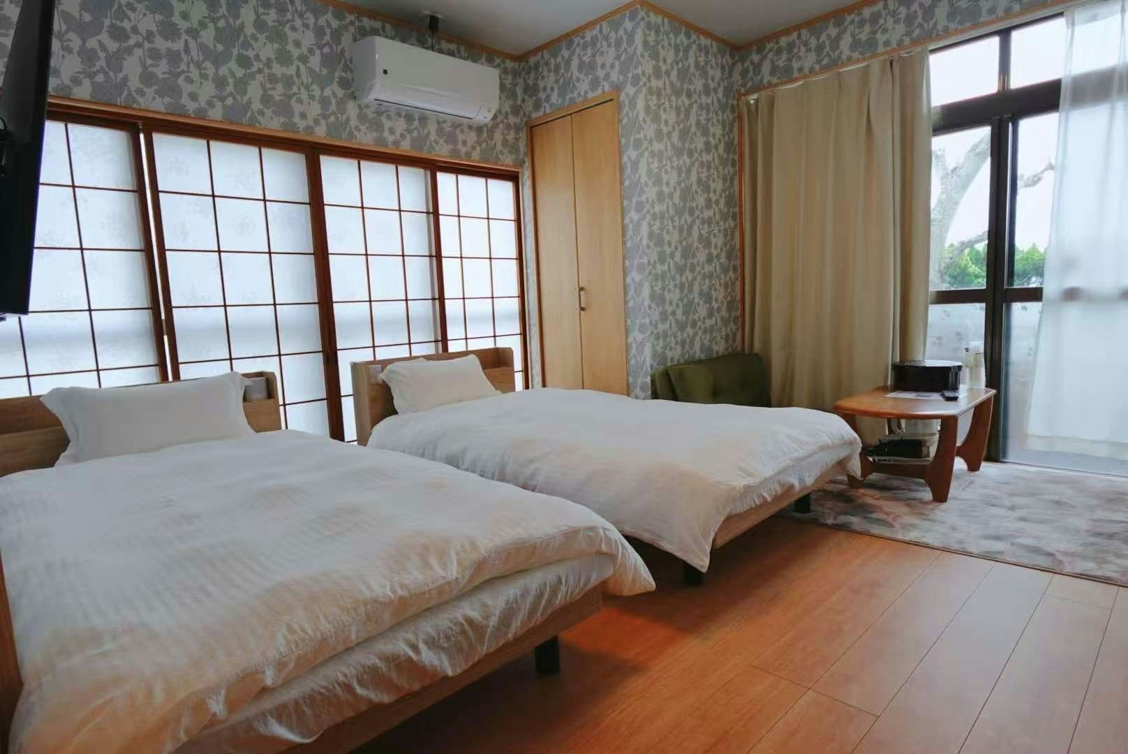 部屋から海辺の夕陽がながめられる静かな部屋