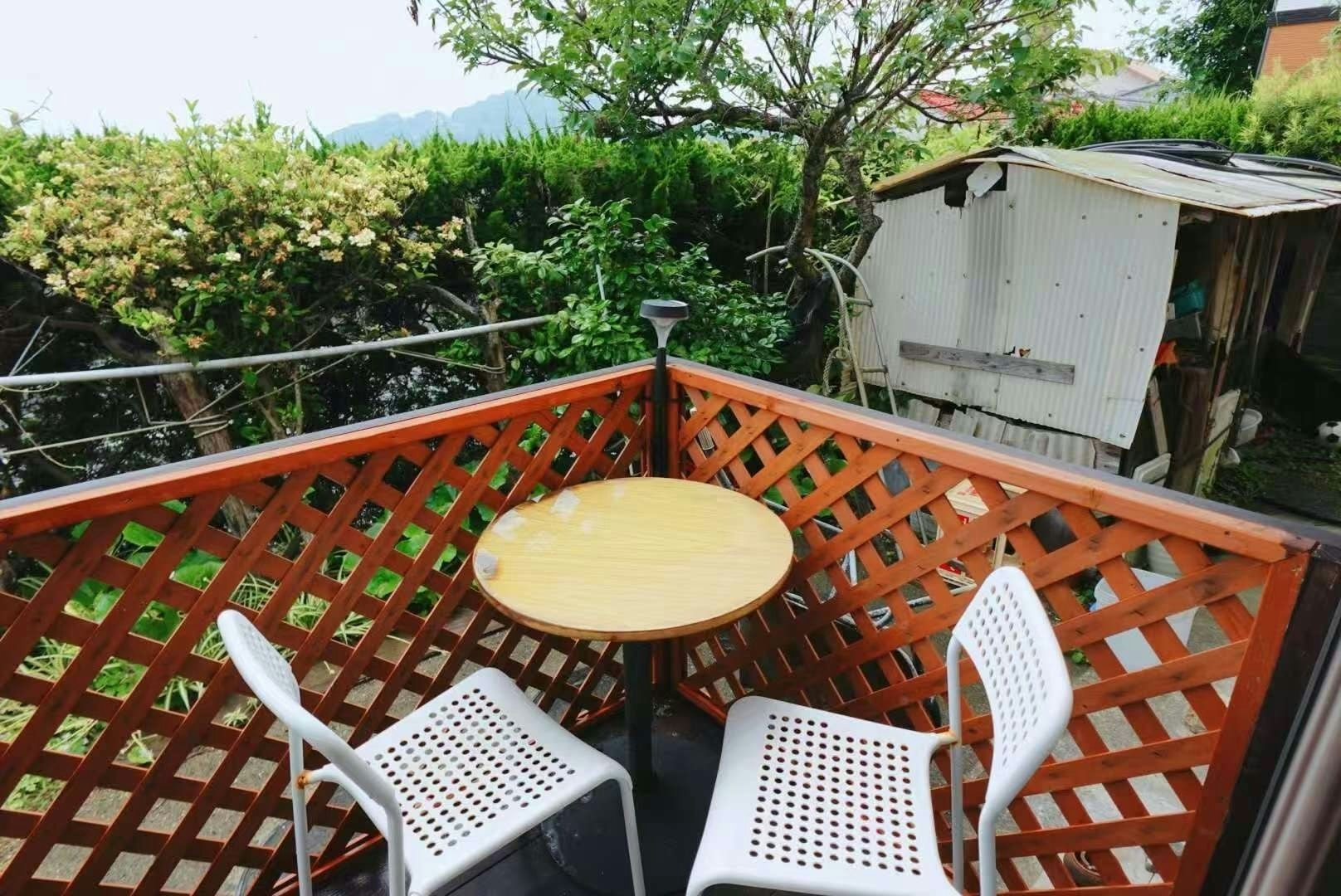 部屋から海辺の夕陽がながめられる静かな部屋