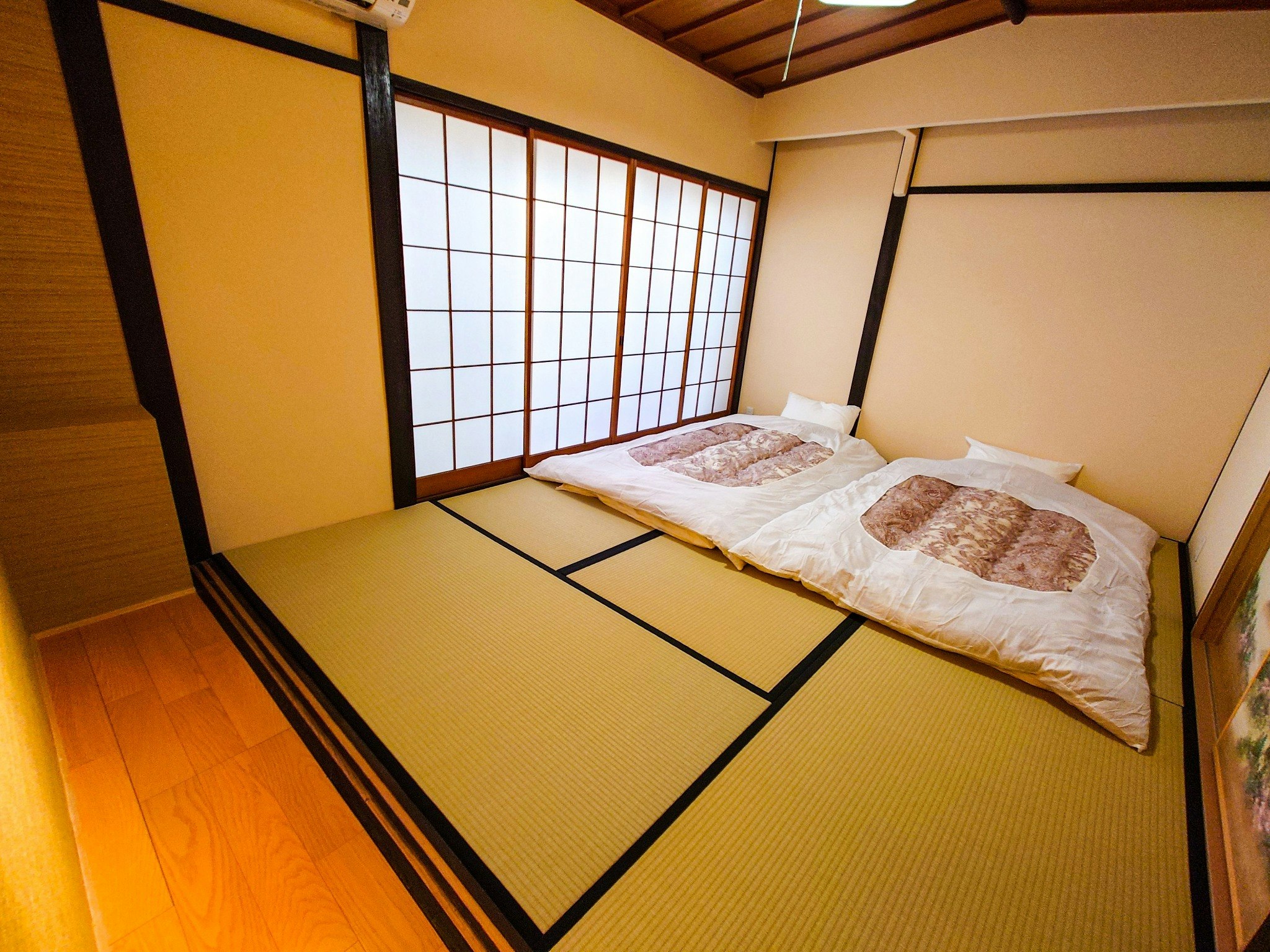 京町家を和モダンに改装したの綺麗な宿です。