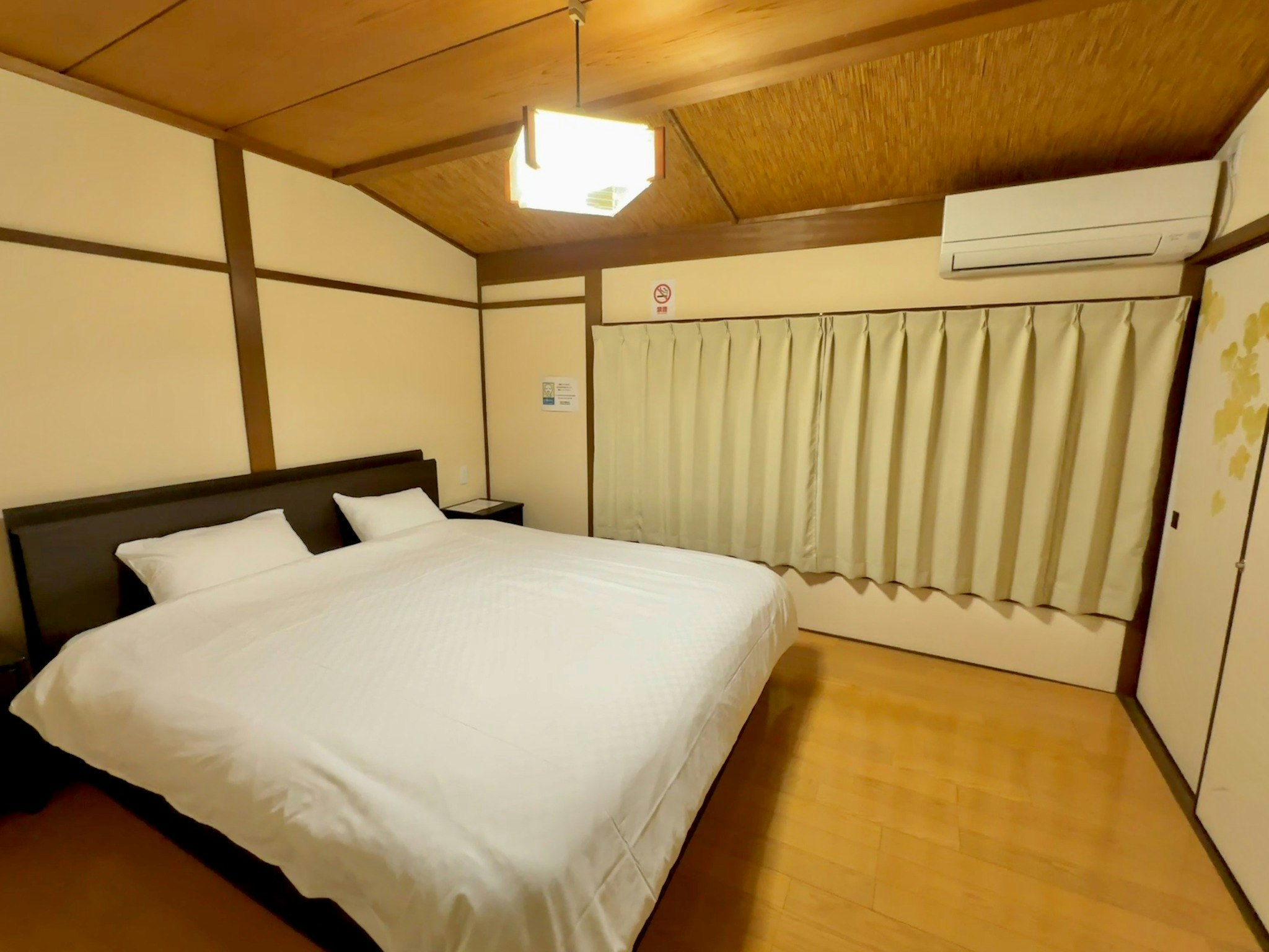 京町家を和モダンに改装したの綺麗な宿です。