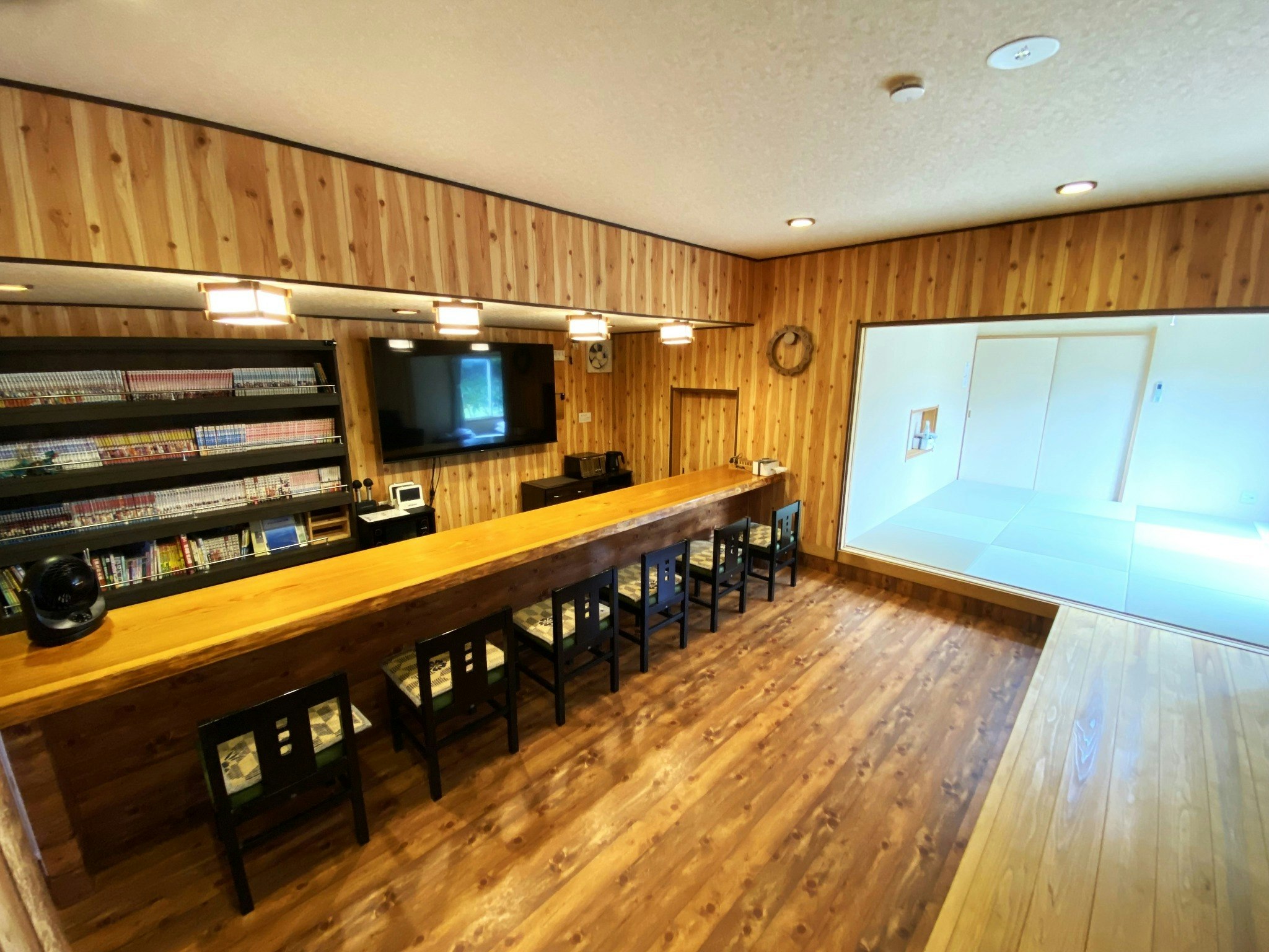 【八丈島】9名までok!元スナックを丸ごと貸切!カラオケ歌い放題!大型TV&マンガで最高ステイ!