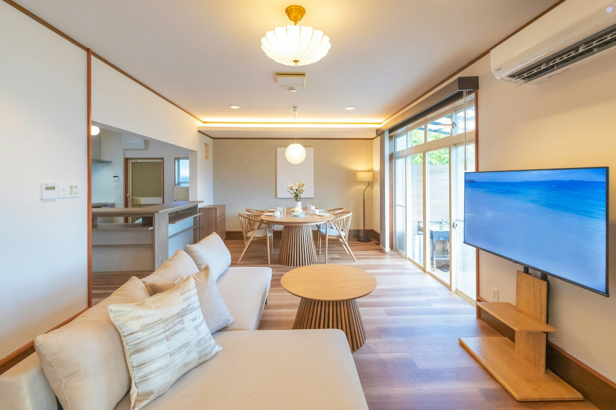 琵琶湖貸切別荘・近江舞子駅から徒歩9分・定員11名・BBQデッキ・駐車場1台