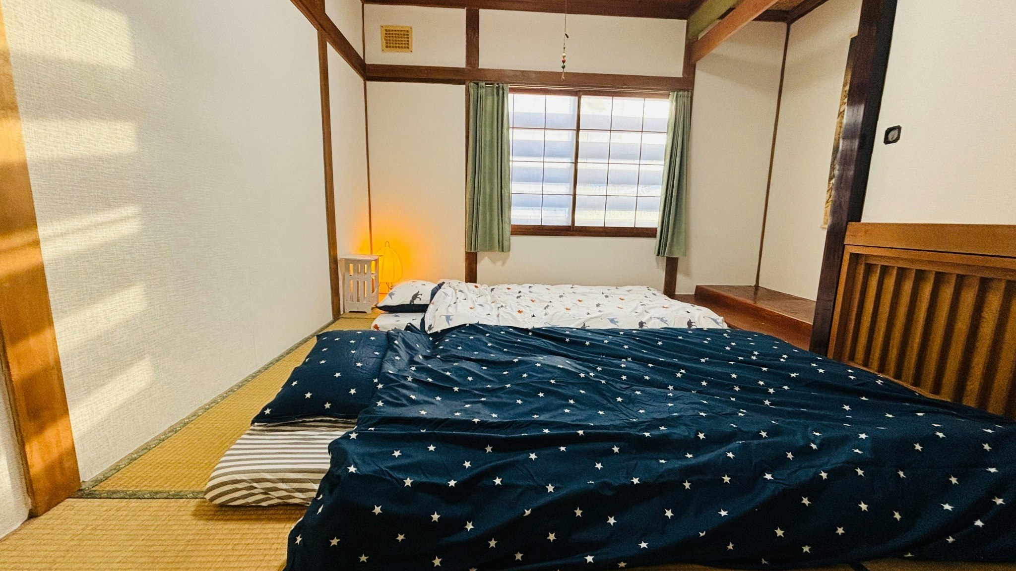 昭和の雰囲気が漂う広々とした2階建ての宿(1 階貸切)