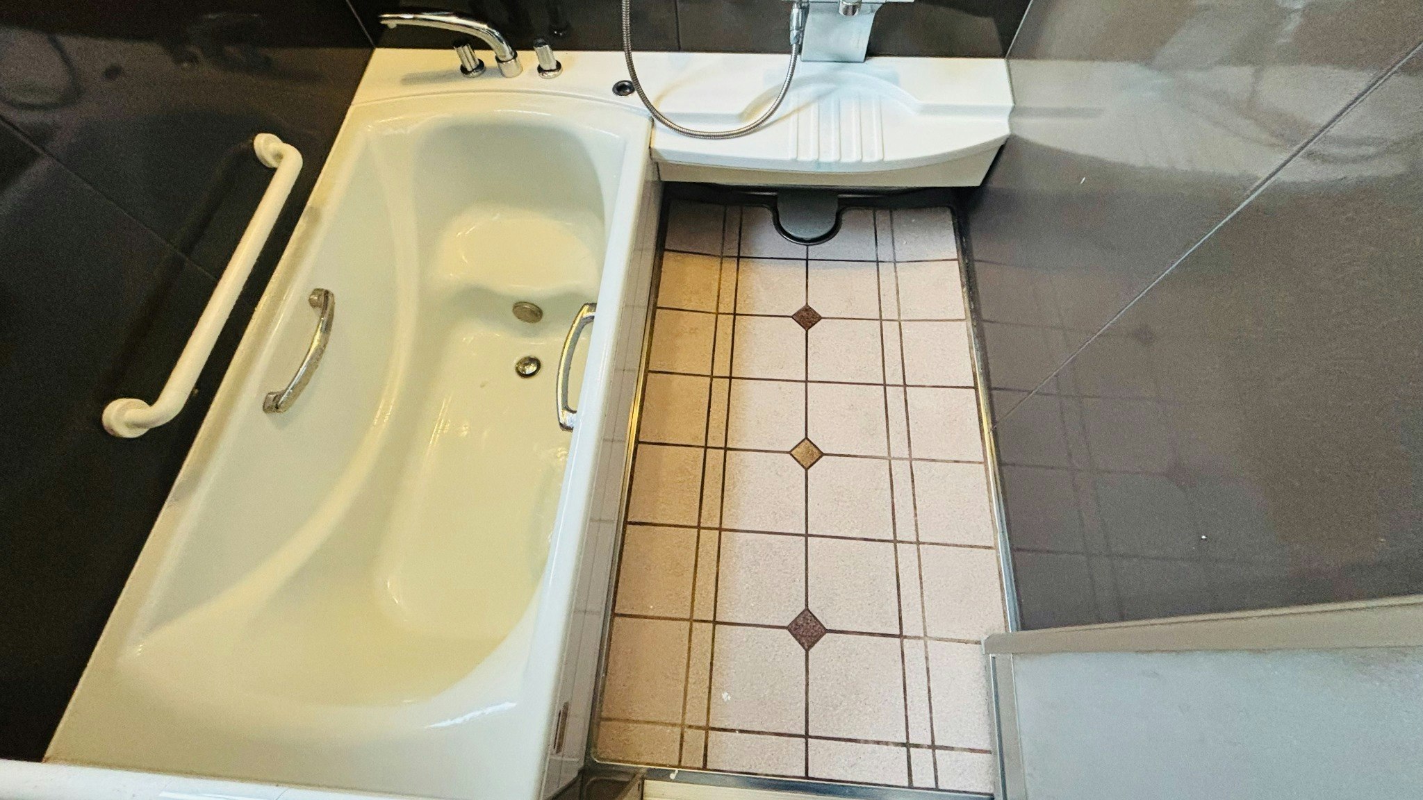 昭和の雰囲気が漂う広々とした2階建ての宿(1 階貸切)