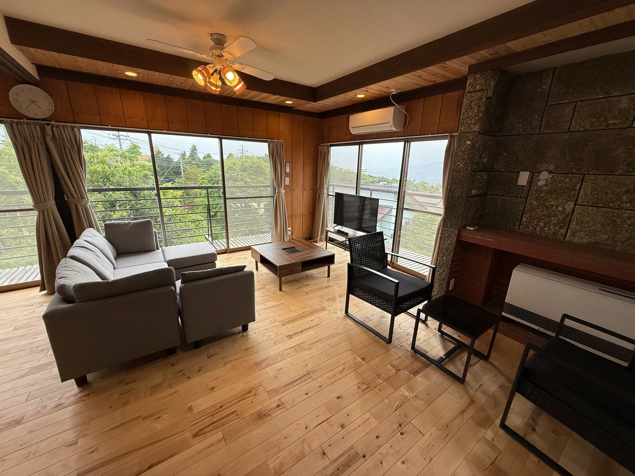 岩風呂で天然温泉を楽しむ宿/一棟貸し/寝室3部屋9名/大人数可/2階から富士山が見れる