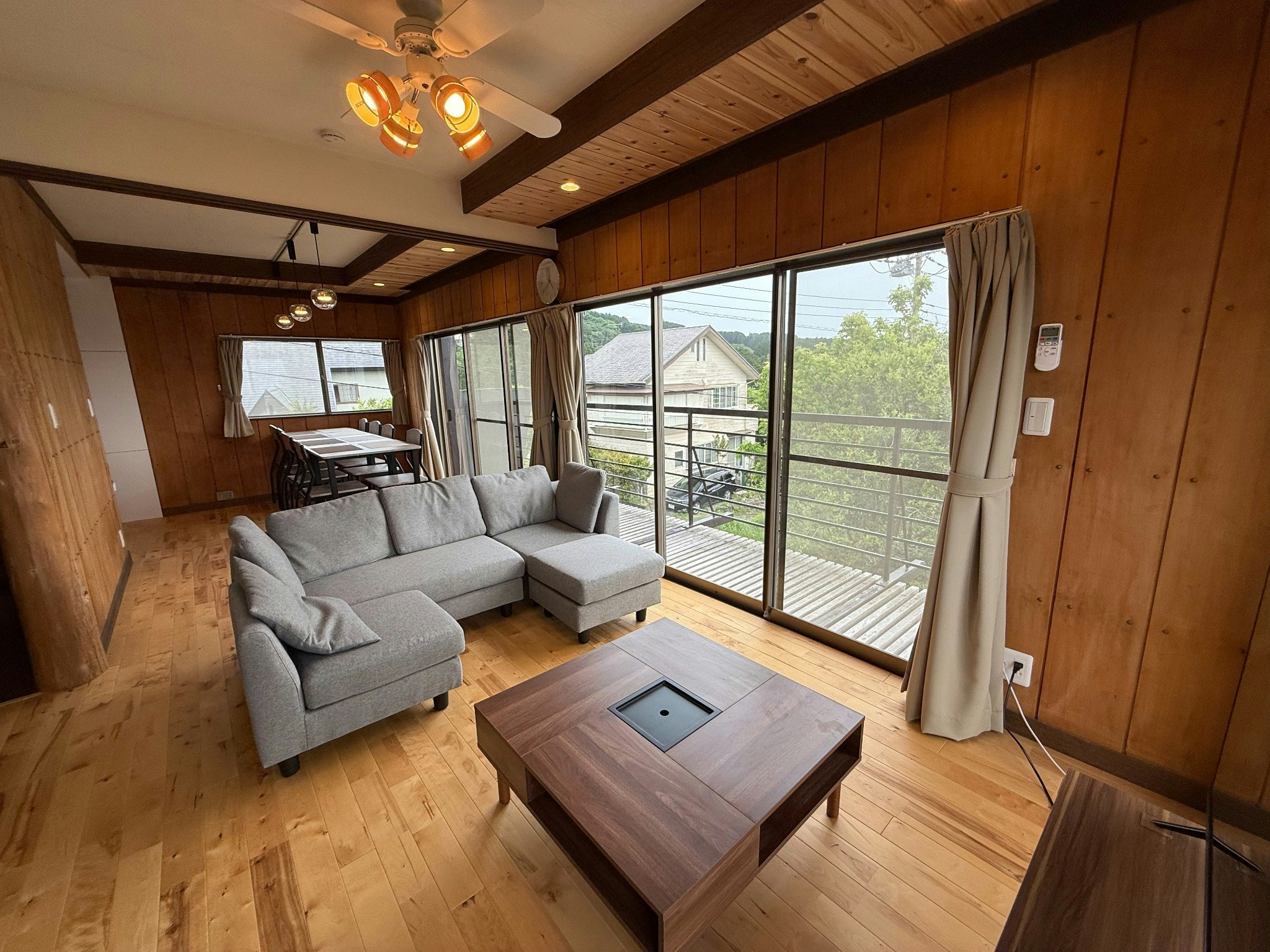 岩風呂で天然温泉を楽しむ宿/一棟貸し/寝室3部屋9名/大人数可/2階から富士山が見れる