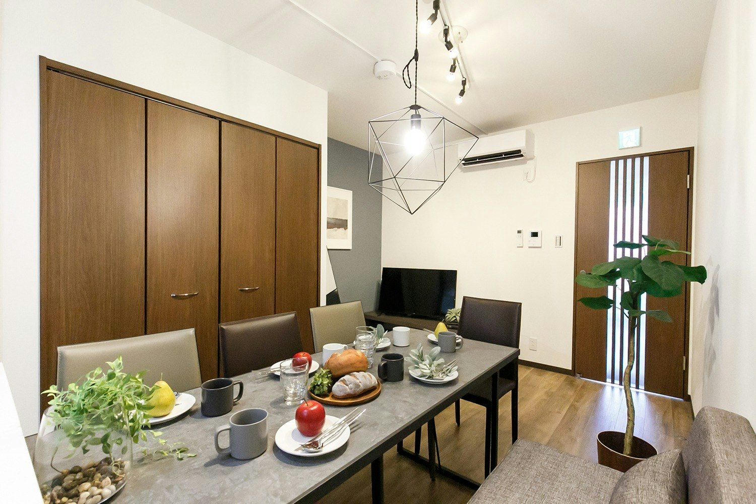 無料駐車場1台あり 屋根付き駐輪スペースもあり 栄駅や名古屋駅などの中心地までアクセス良好