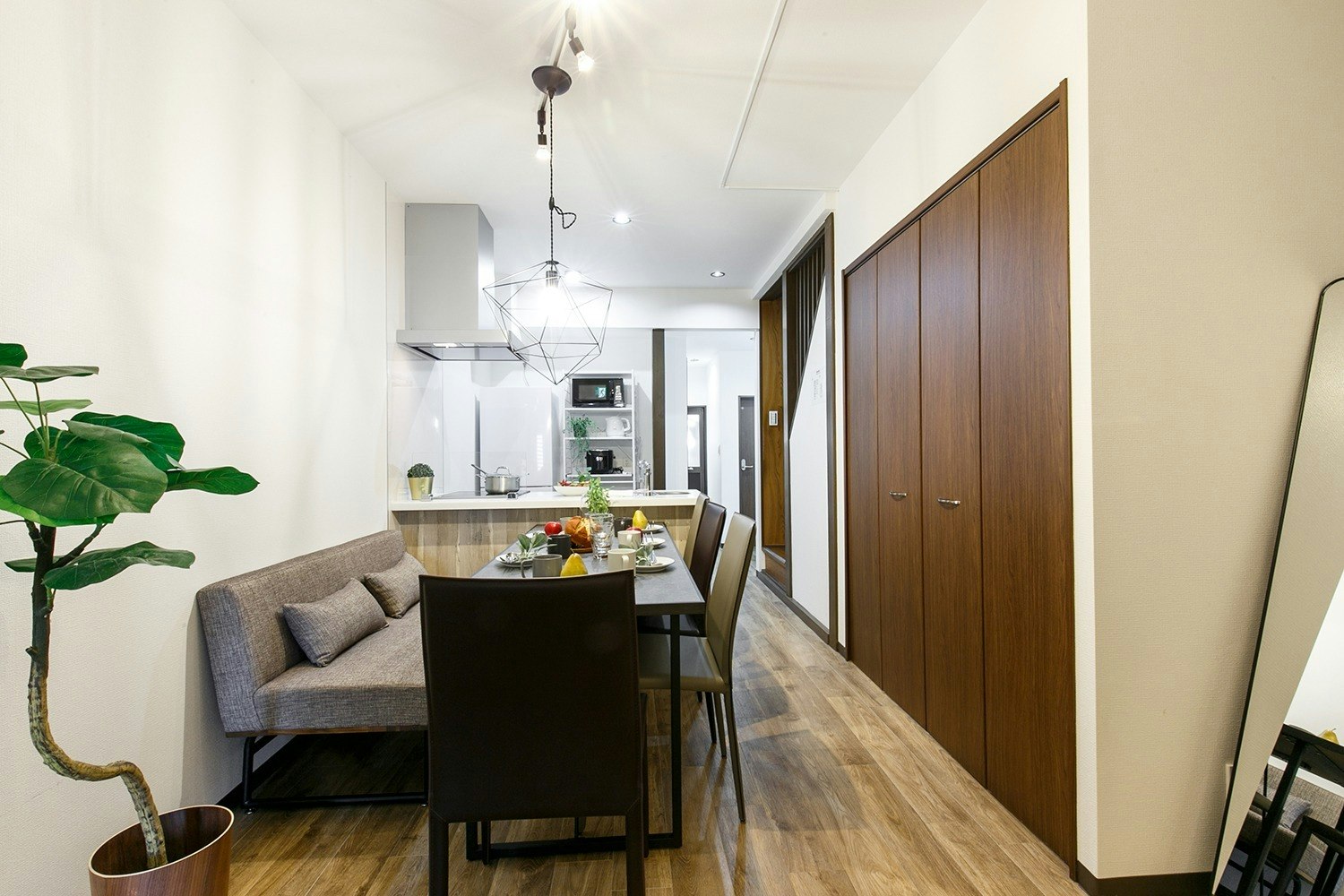 無料駐車場1台あり 屋根付き駐輪スペースもあり 栄駅や名古屋駅などの中心地までアクセス良好