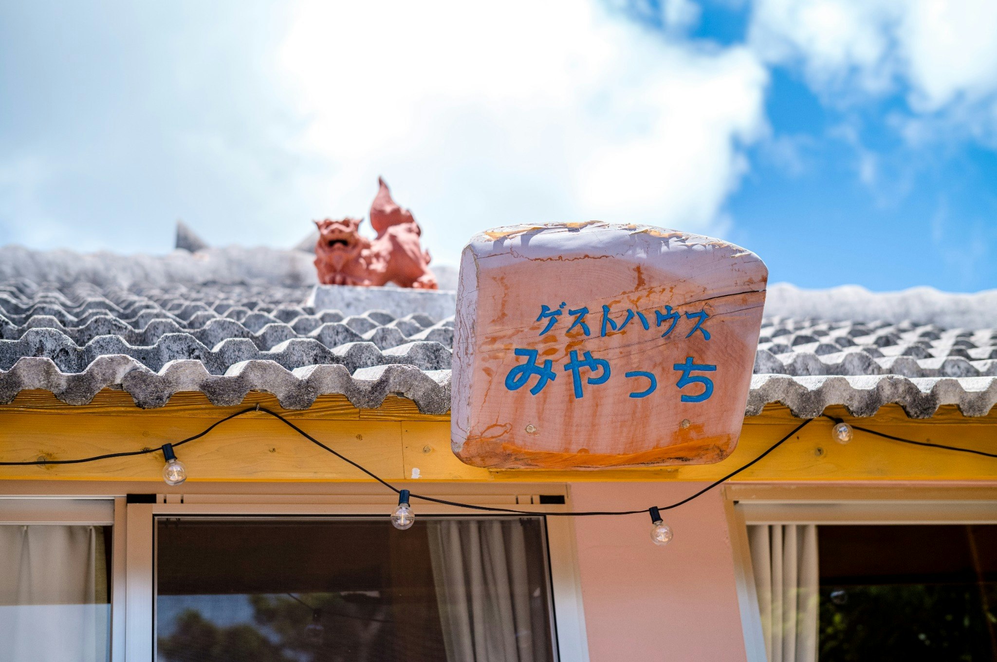 大工オーナーの手づくり空間で、木のぬくもりに包まれる島の古民家ステイ