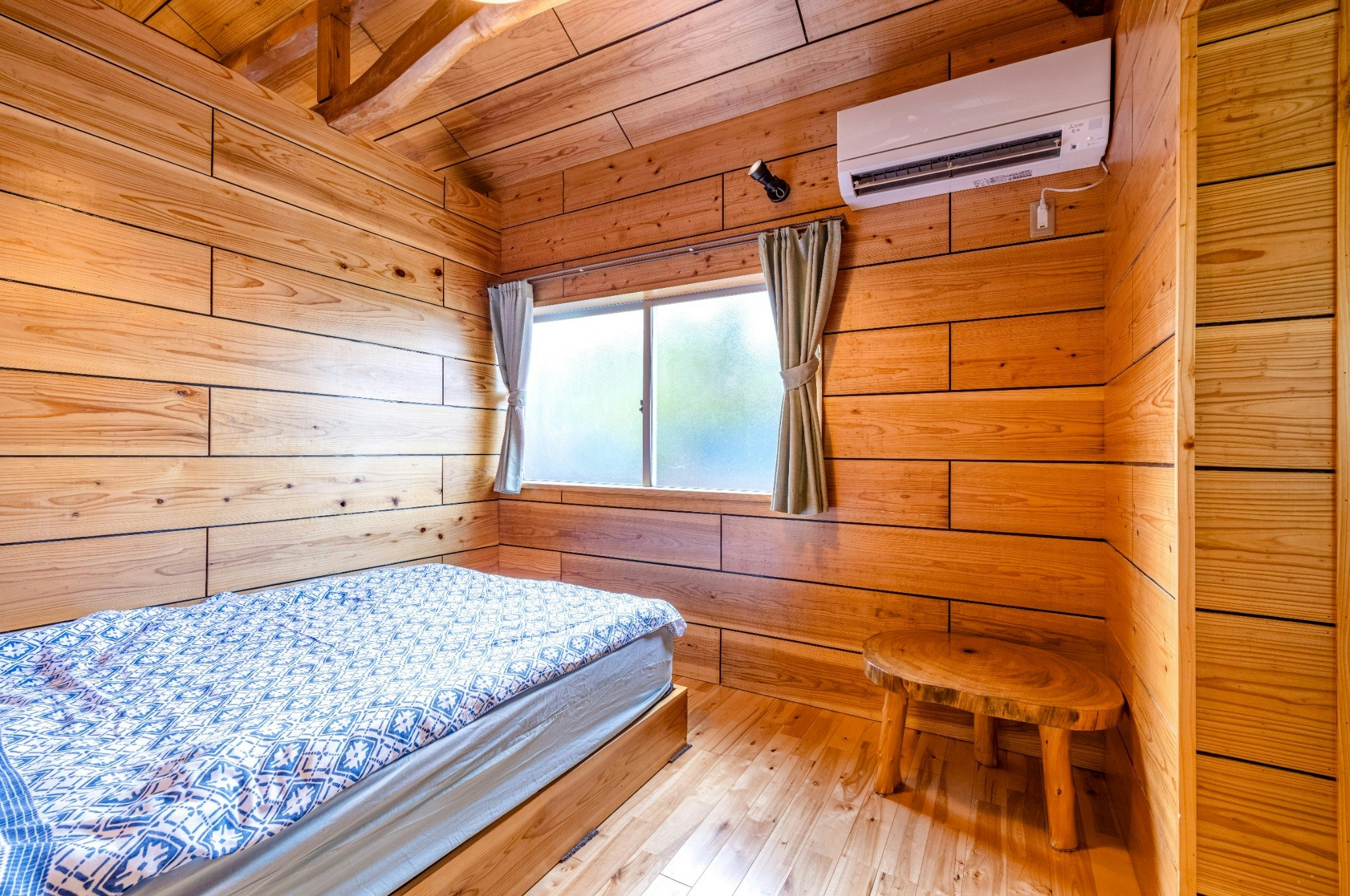 大工オーナーの手づくり空間で、木のぬくもりに包まれる島の古民家ステイ