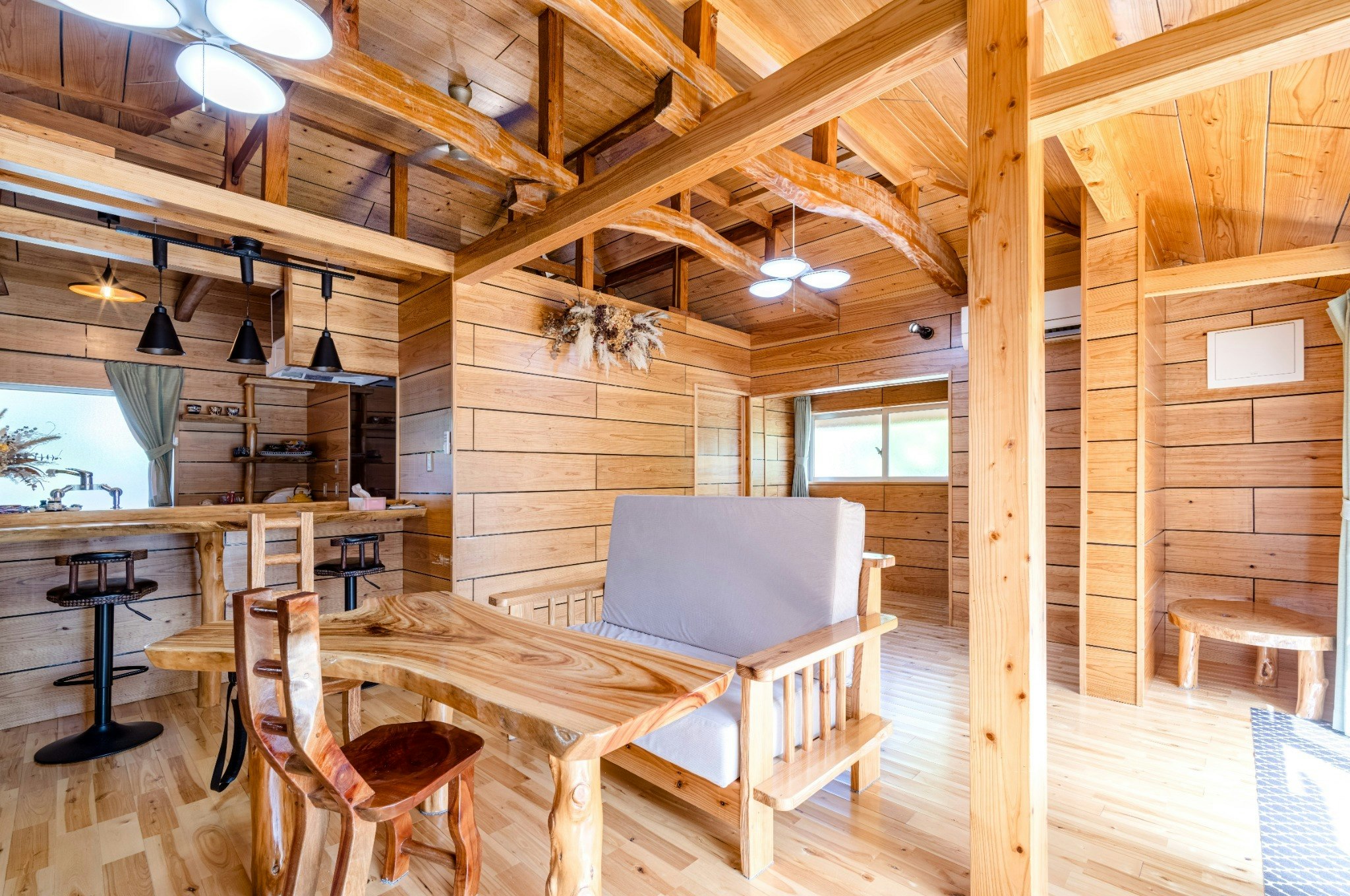 大工オーナーの手づくり空間で、木のぬくもりに包まれる島の古民家ステイ