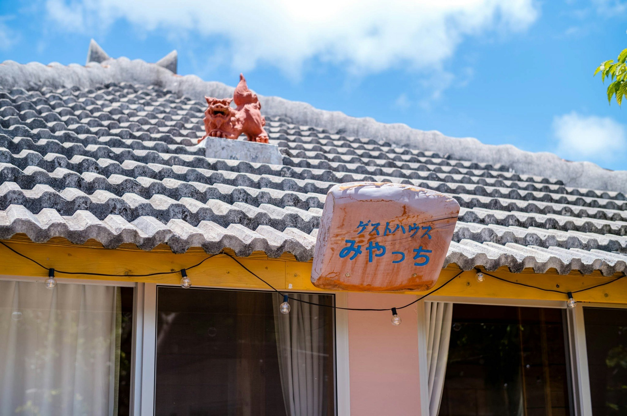 大工オーナーの手づくり空間で、木のぬくもりに包まれる島の古民家ステイ