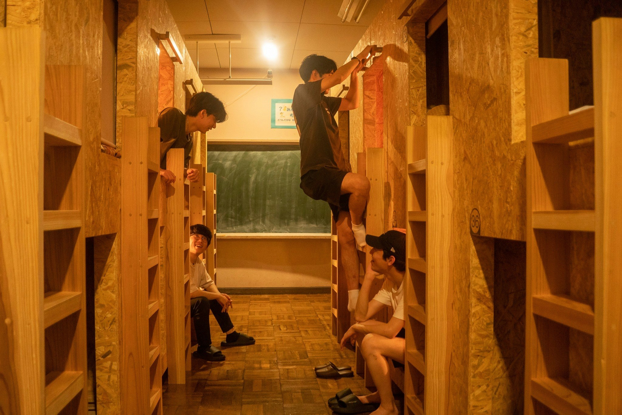 【男性部屋】ドミトリーベッド【地産地消の贅沢な朝ごはん付】小学校に泊まる