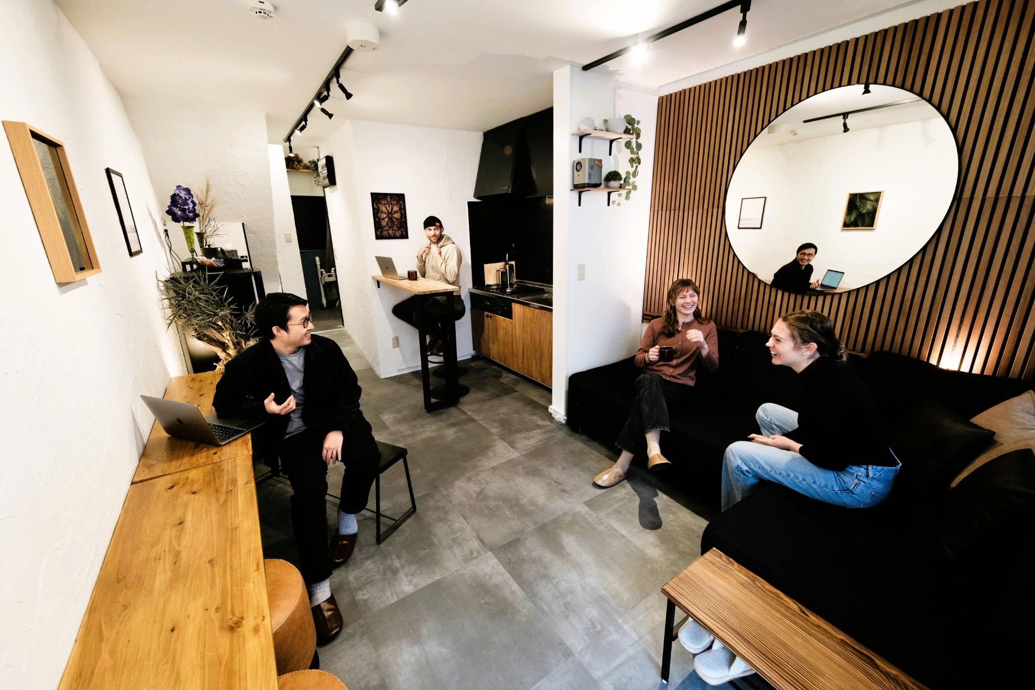 都立家政徒歩1分!新宿直通15分!アートでお洒落な2階建て一軒家/最大6名