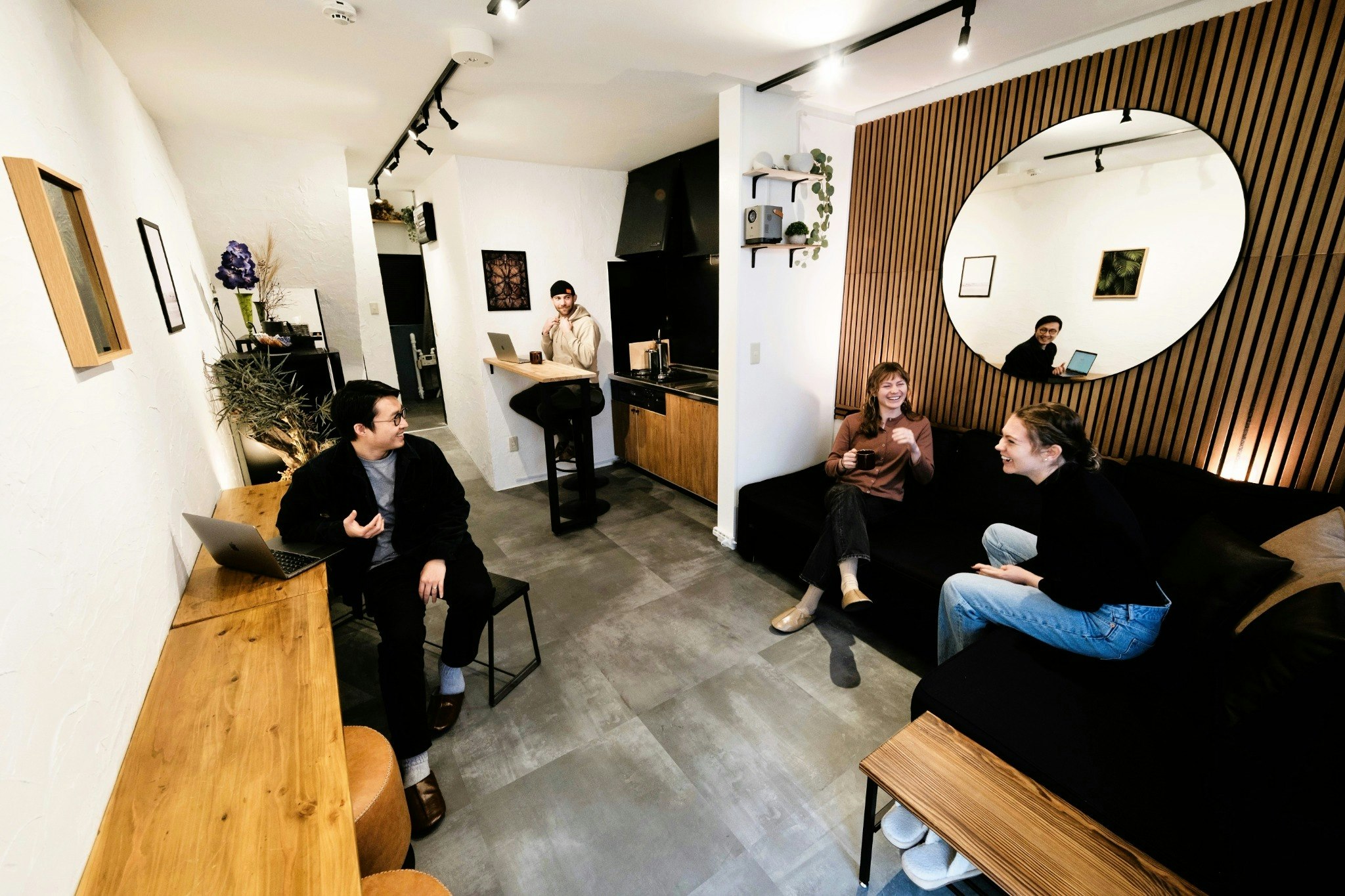 都立家政徒歩1分!新宿直通15分!アートでお洒落な2階建て一軒家/最大6名