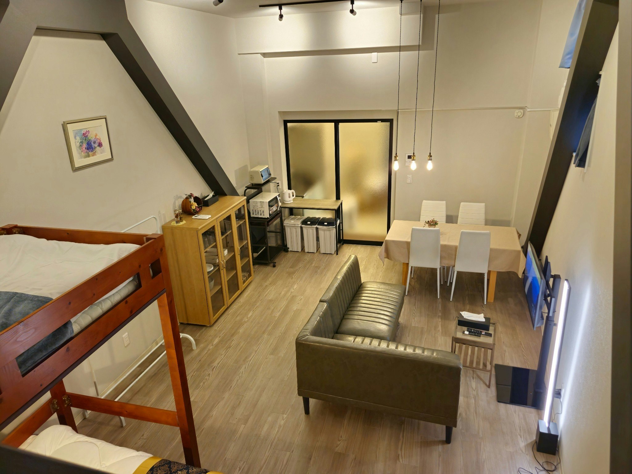 バス停目の前!羽田空港・蒲田駅からのアクセス抜群 /広々62m2アパートで過ごす快適な旅