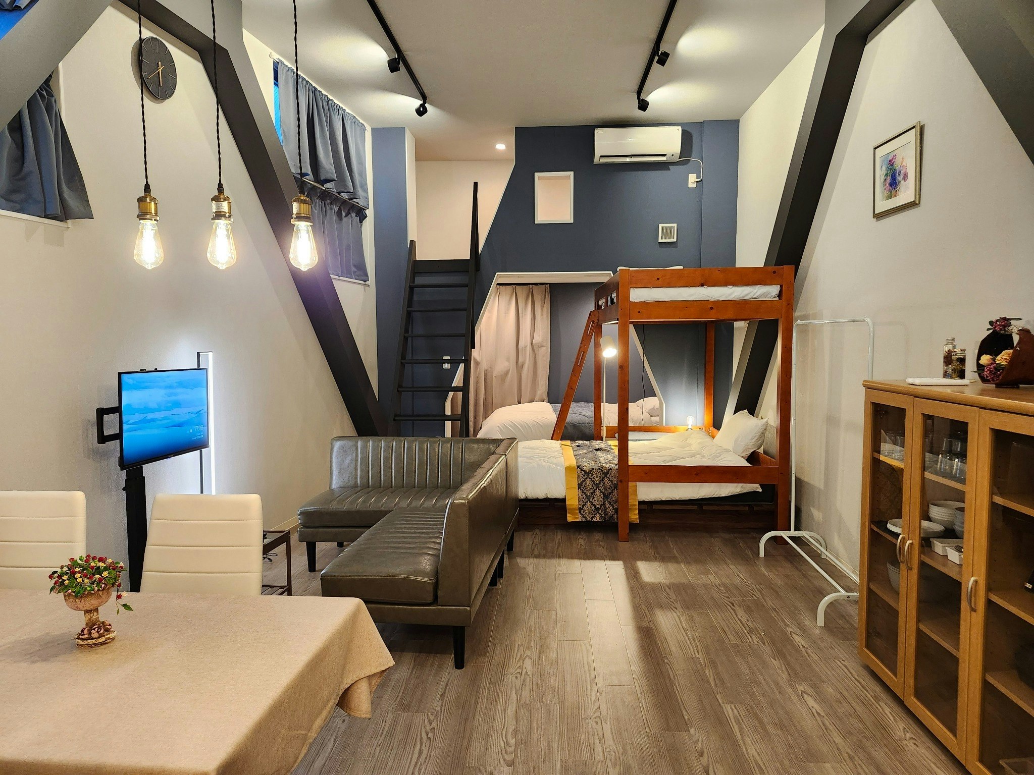 バス停目の前!羽田空港・蒲田駅からのアクセス抜群 /広々62m2アパートで過ごす快適な旅