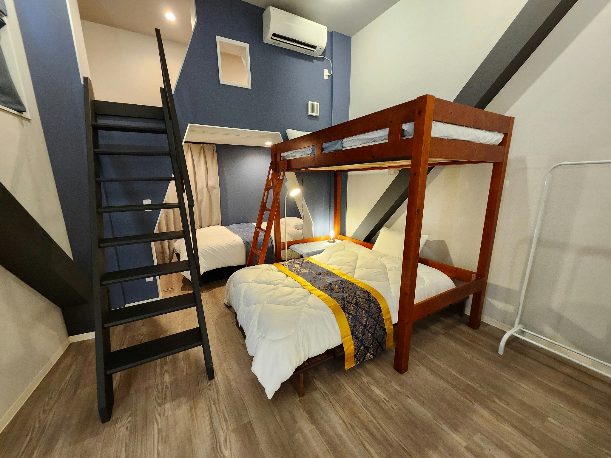 バス停目の前!羽田空港・蒲田駅からのアクセス抜群 /広々62m2アパートで過ごす快適な旅