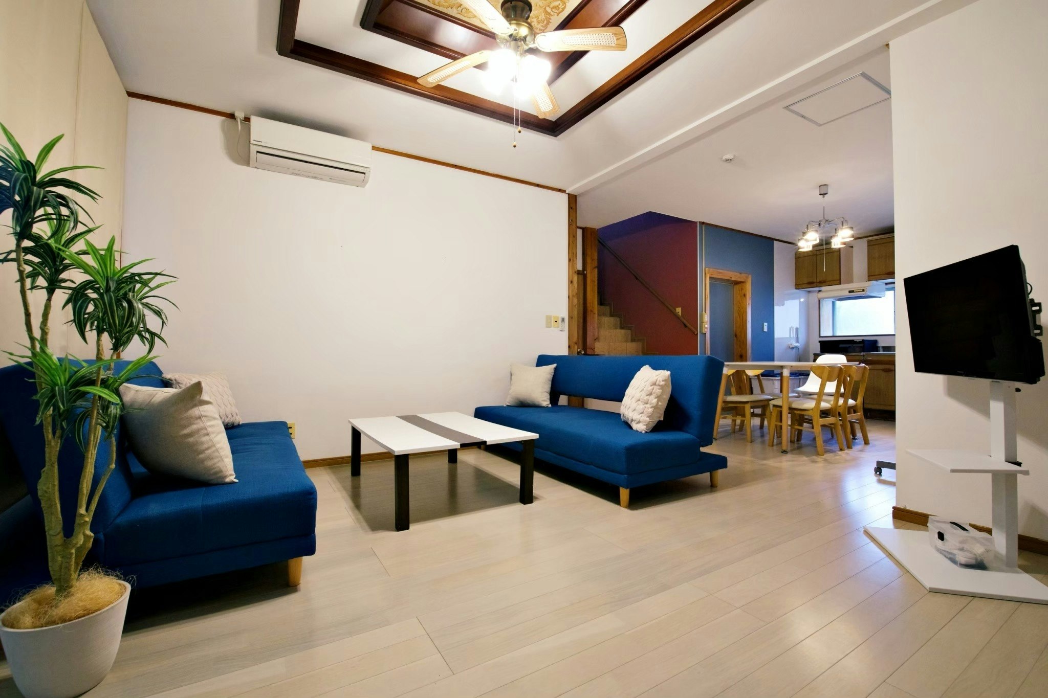 青の洞窟至近*人気ビーチ多数*4LDKバルコニー付*ペット可*駐車場付*高速Wi-Fi ZA089