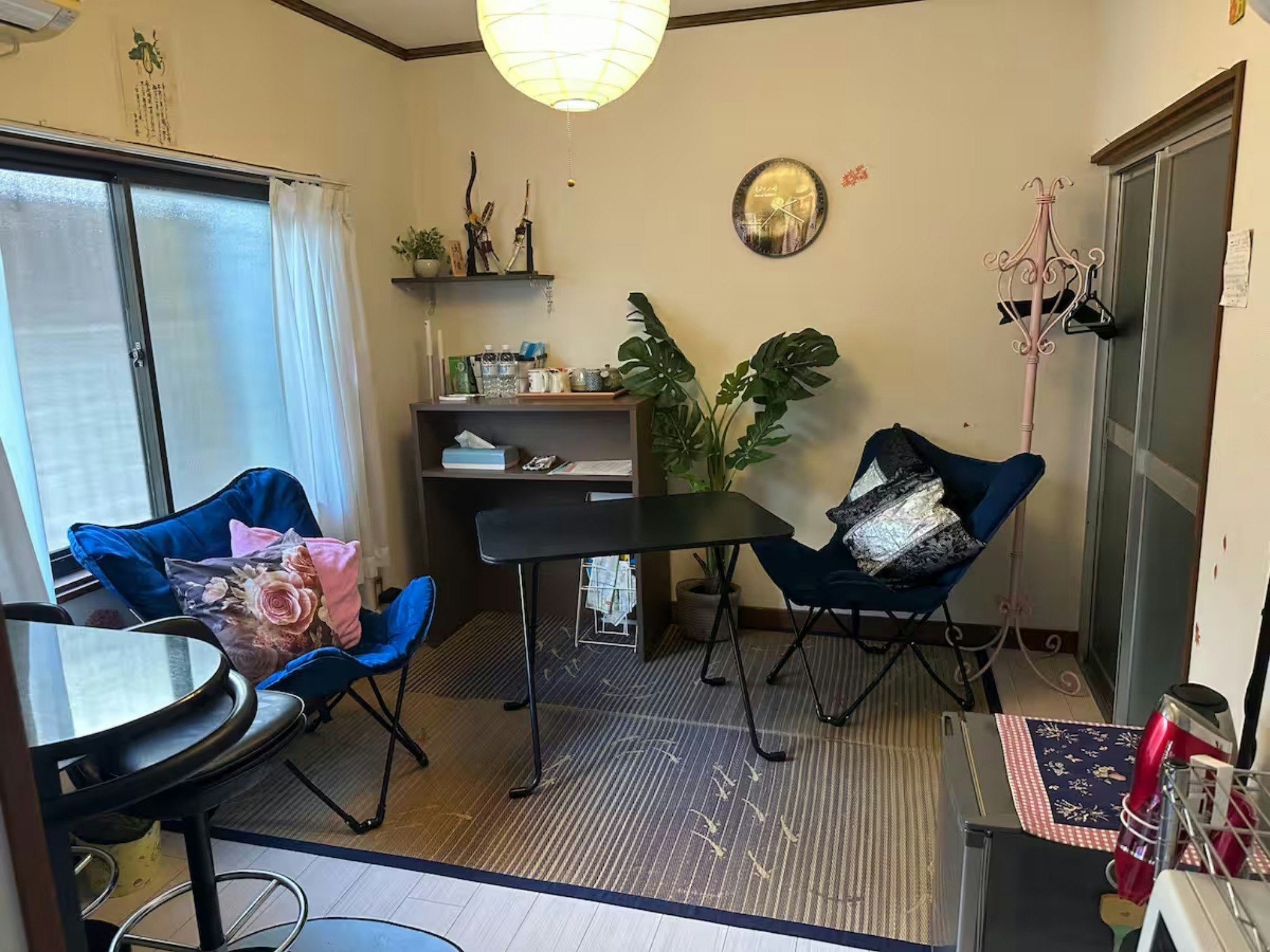 3つの方法で、安全なエリアのプライベートダウンタウン2階のお部屋にアクセスできます