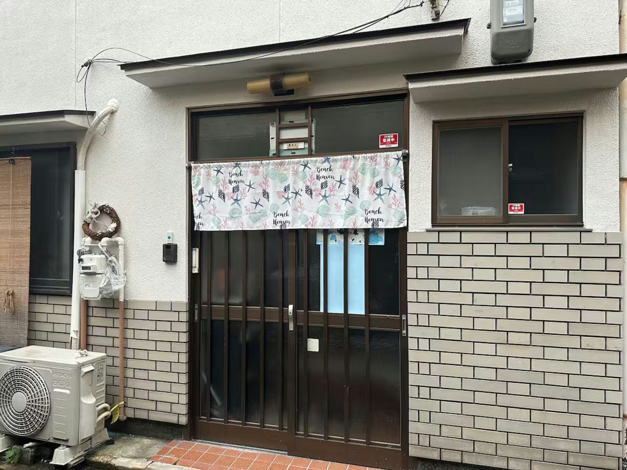 3つの方法で、安全なエリアのプライベートダウンタウン2階のお部屋にアクセスできます