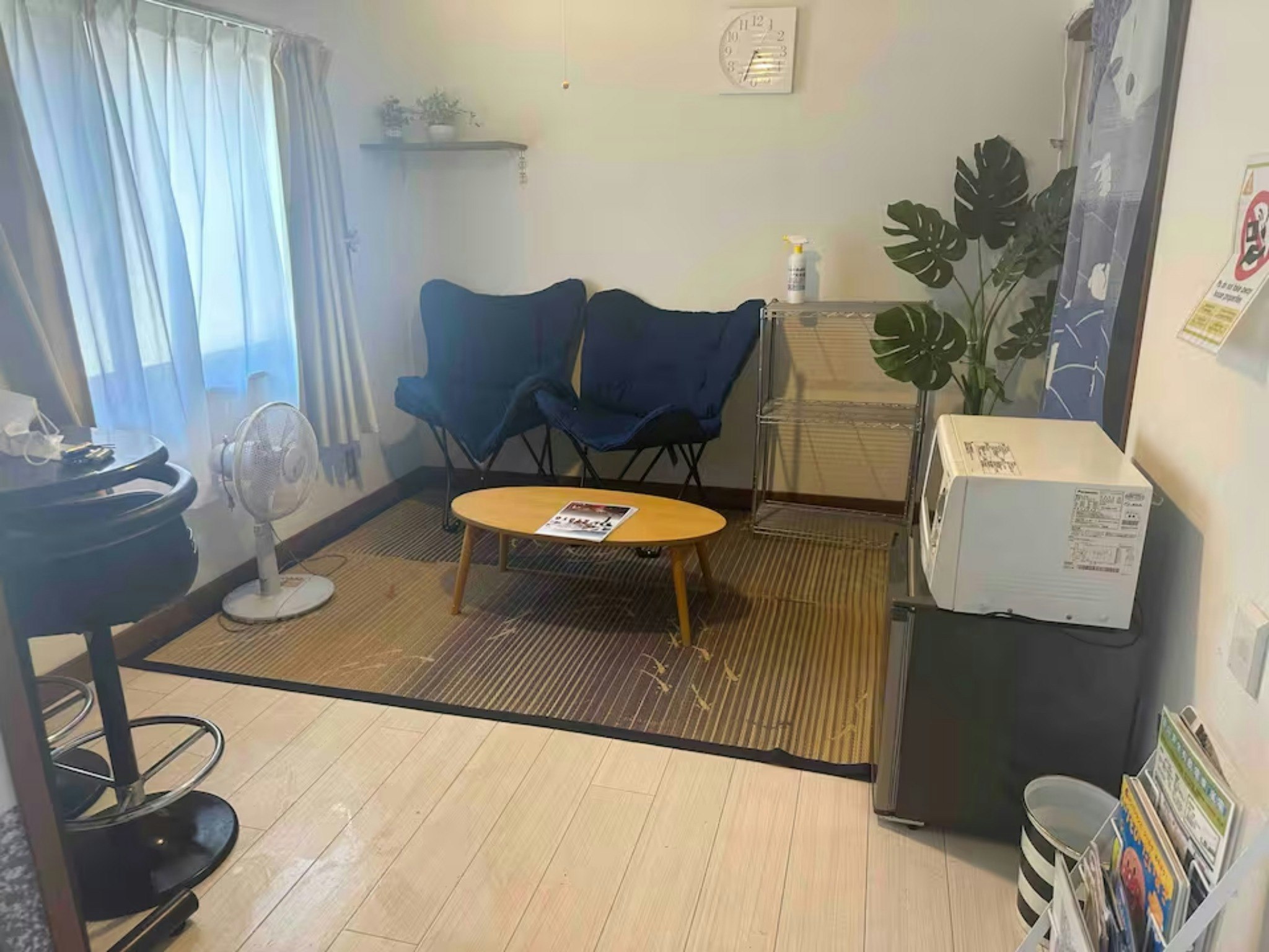 3つの方法で、安全なエリアのプライベートダウンタウン2階のお部屋にアクセスできます