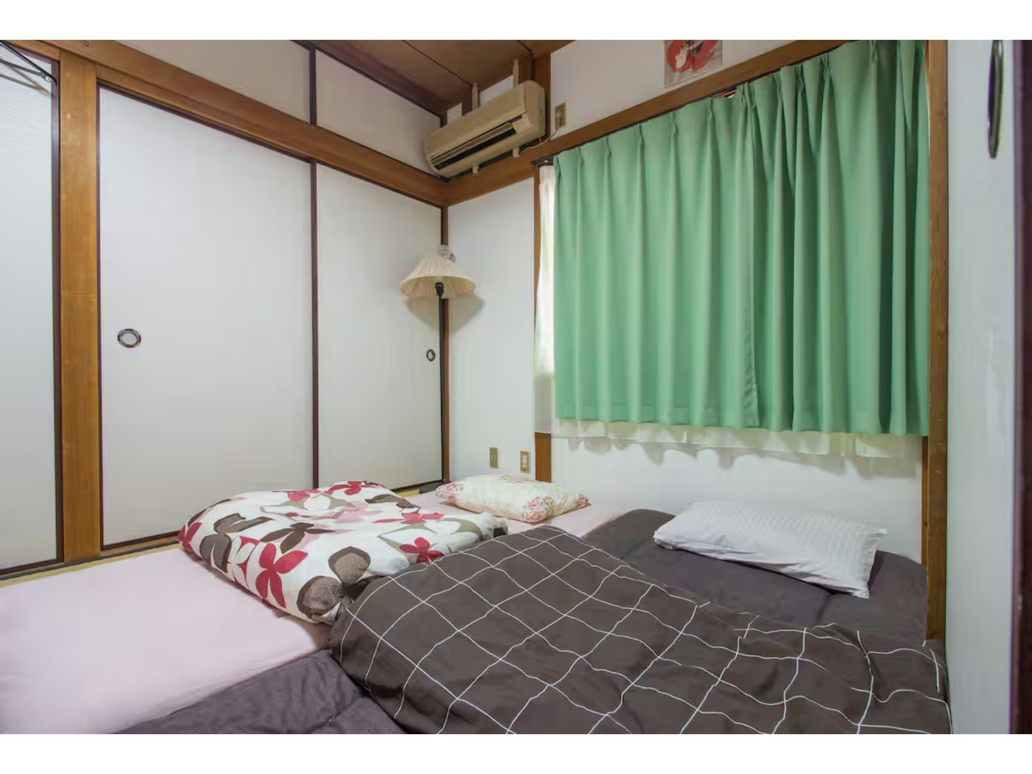 3つの方法で、安全なエリアのプライベートダウンタウン2階のお部屋にアクセスできます