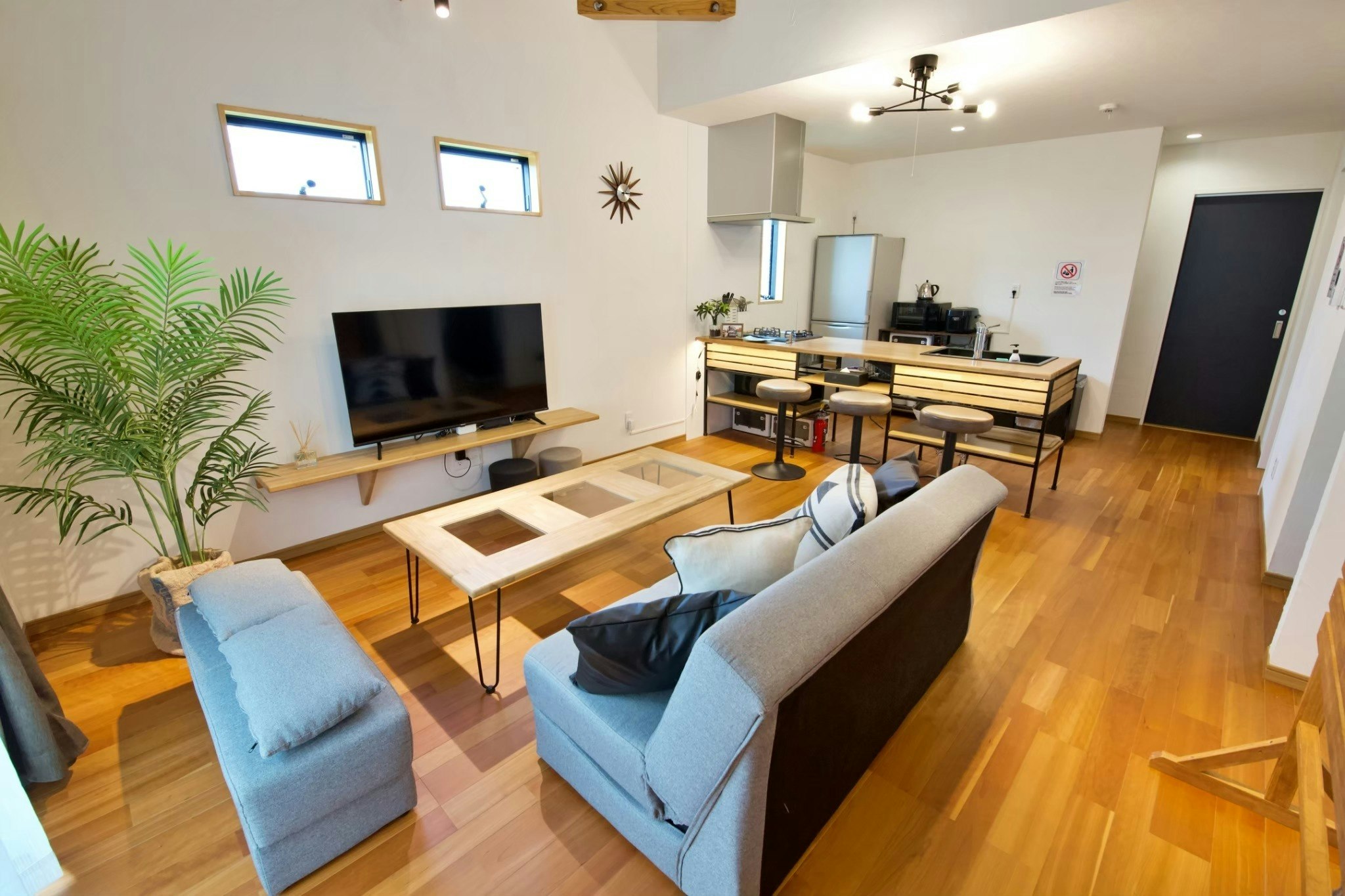 青の洞窟至近*人気ビーチ多数*4LDKバルコニー付*ペット可*駐車場付*高速Wi-Fi ZA089