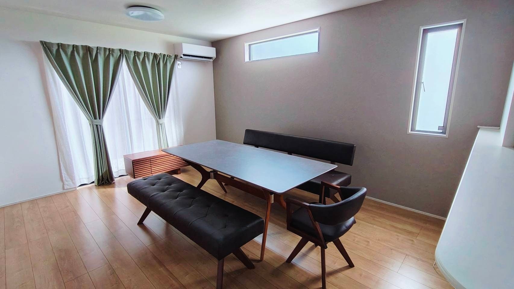 沖縄本島の中南部、「世界文化遺産・勝連城跡」のすぐそばに位置しており、さらにコンビニ、ドン・キホーテ