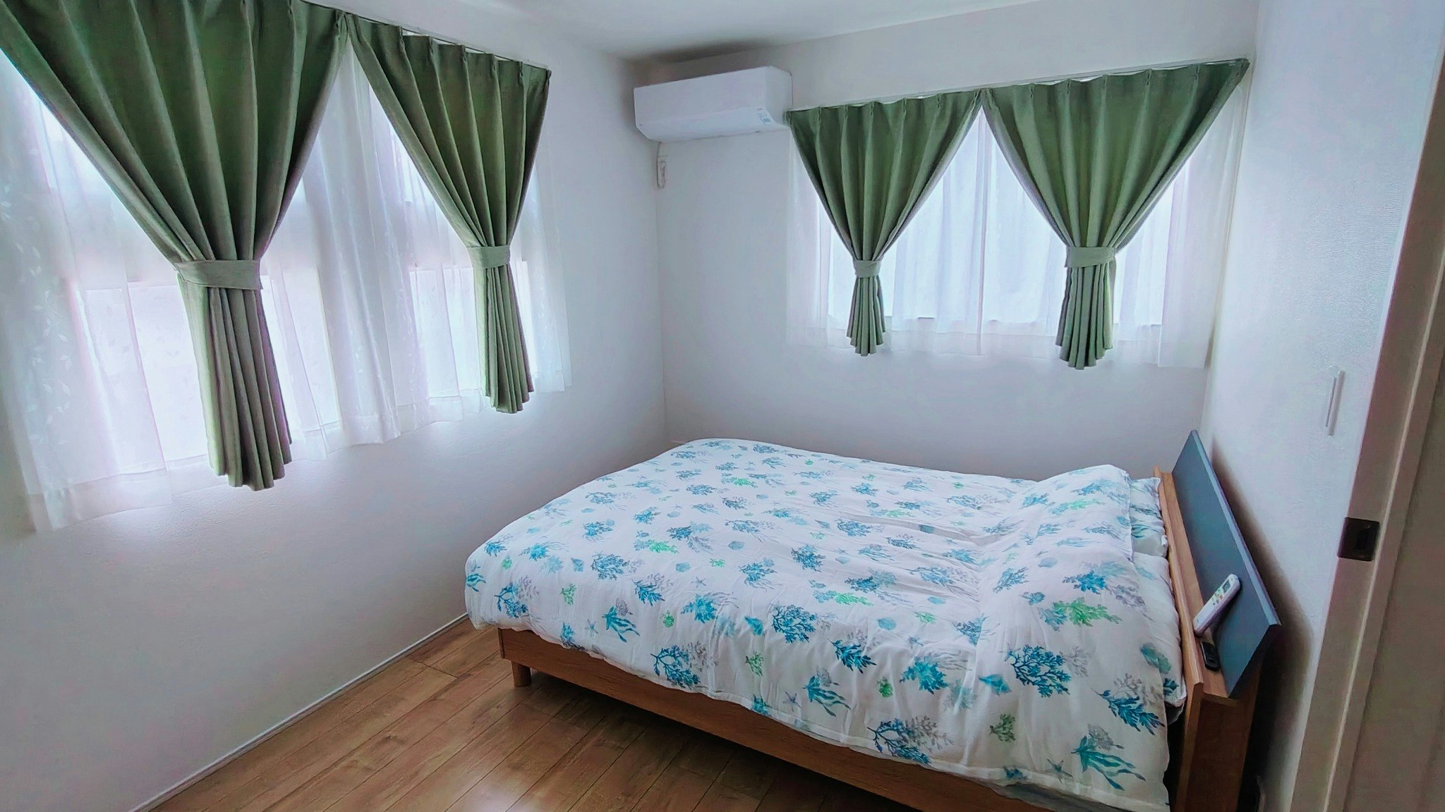 沖縄本島の中南部、「世界文化遺産・勝連城跡」のすぐそばに位置しており、さらにコンビニ、ドン・キホーテ