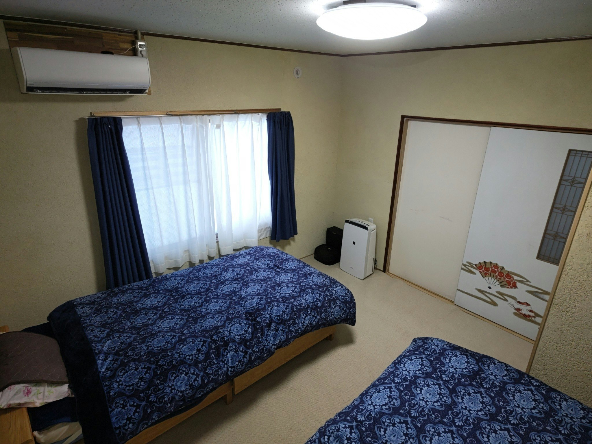 ベッドルーム シングルサイズ2台と和室8畳