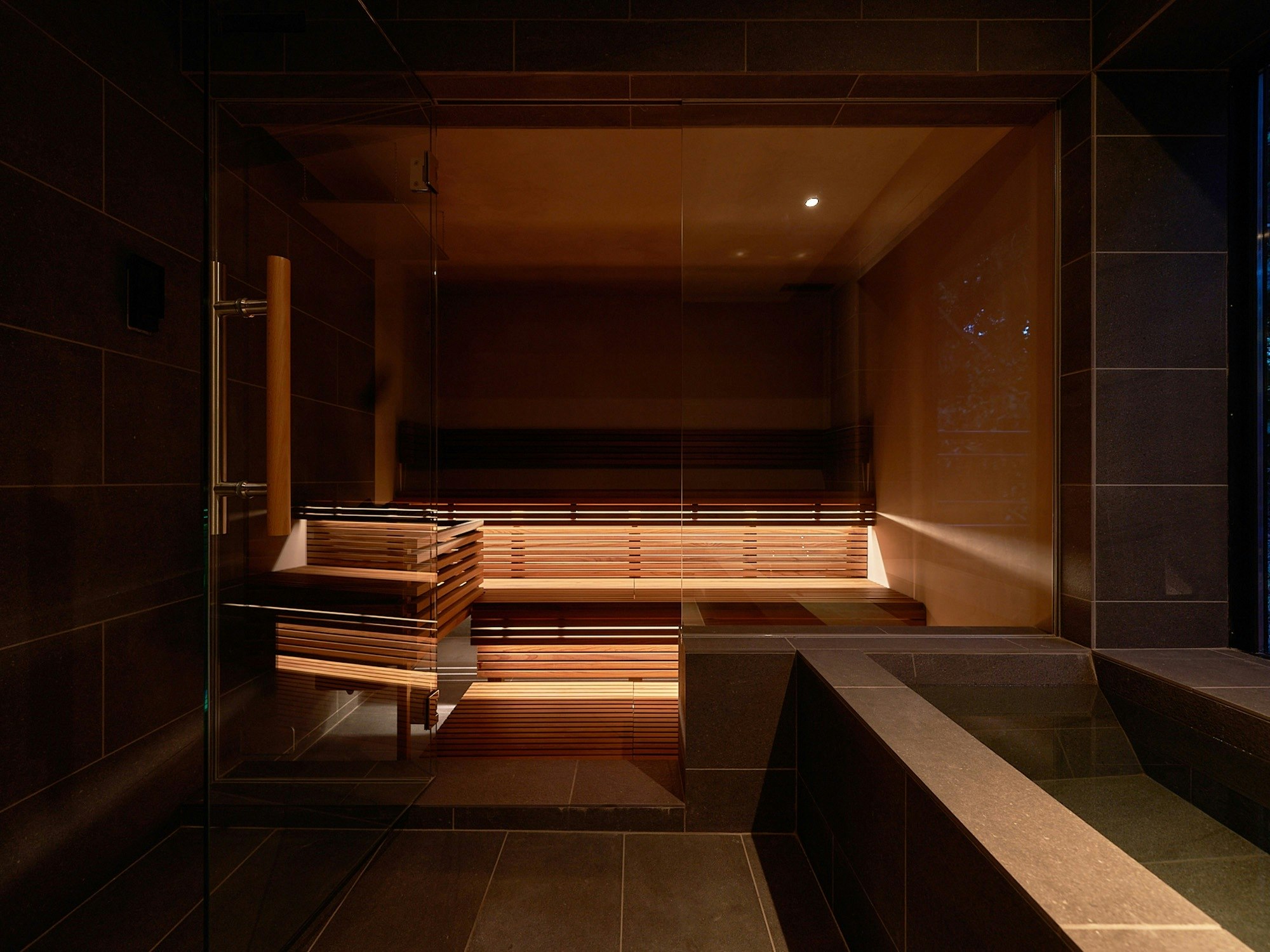 熱海の高台に建つ森に囲まれた隠れ家的なヴィラ