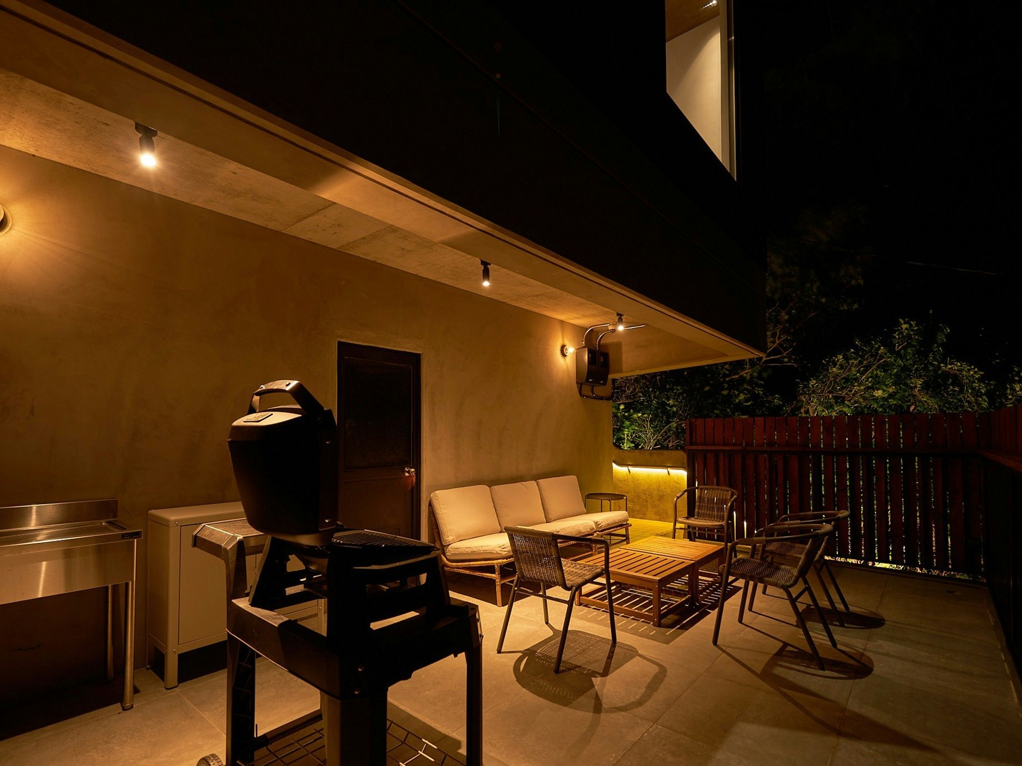 熱海の高台に建つ森に囲まれた隠れ家的なヴィラ