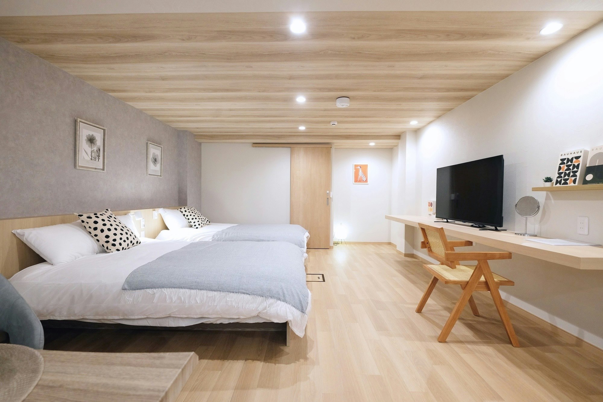 Deluxe Room 35m2 |上北沢駅2分・新宿13分|ダブルベッド2台+布団1式【#101】