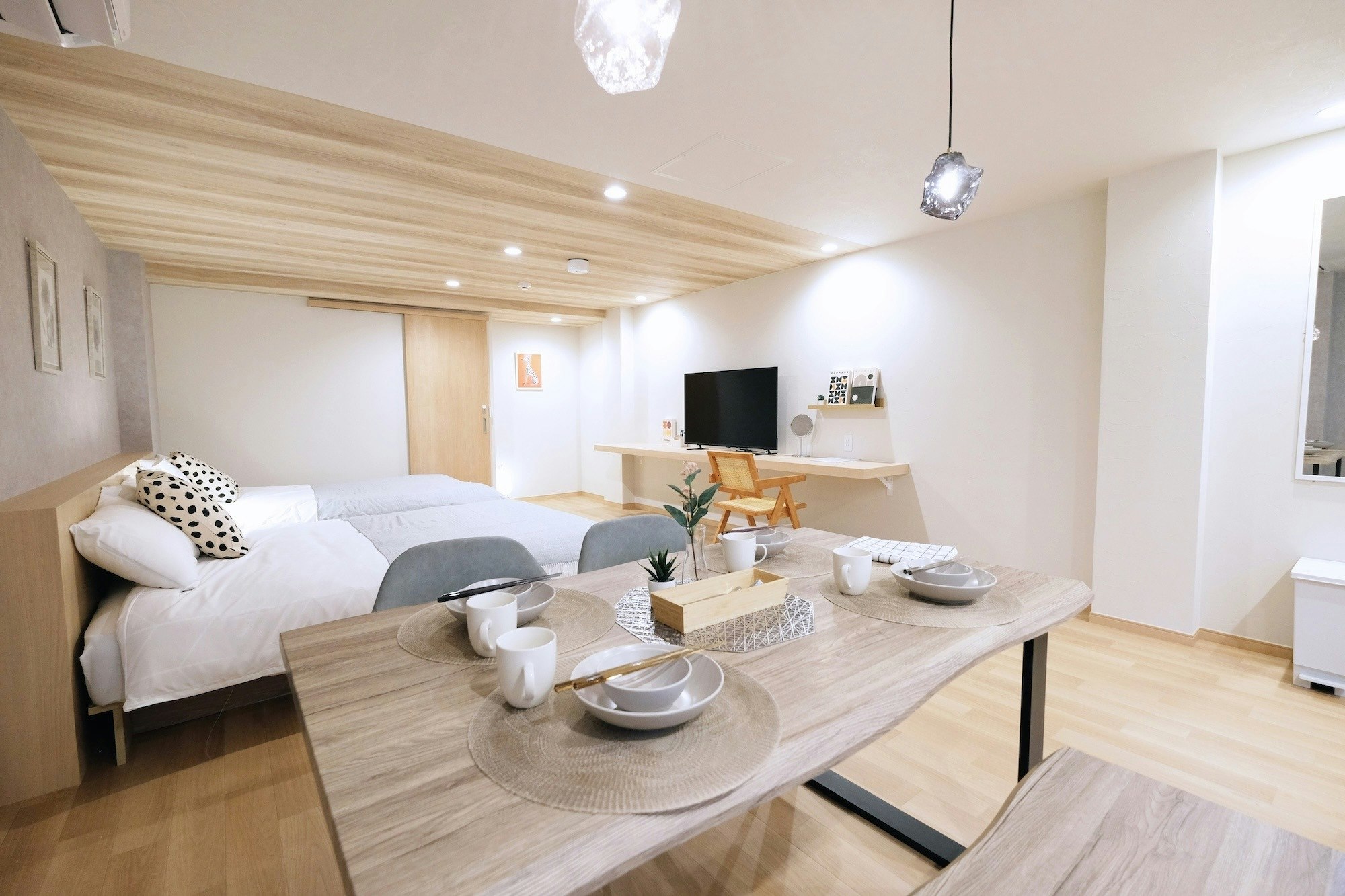 Deluxe Room 35m2 |上北沢駅2分・新宿13分|ダブルベッド2台+布団1式【#101】