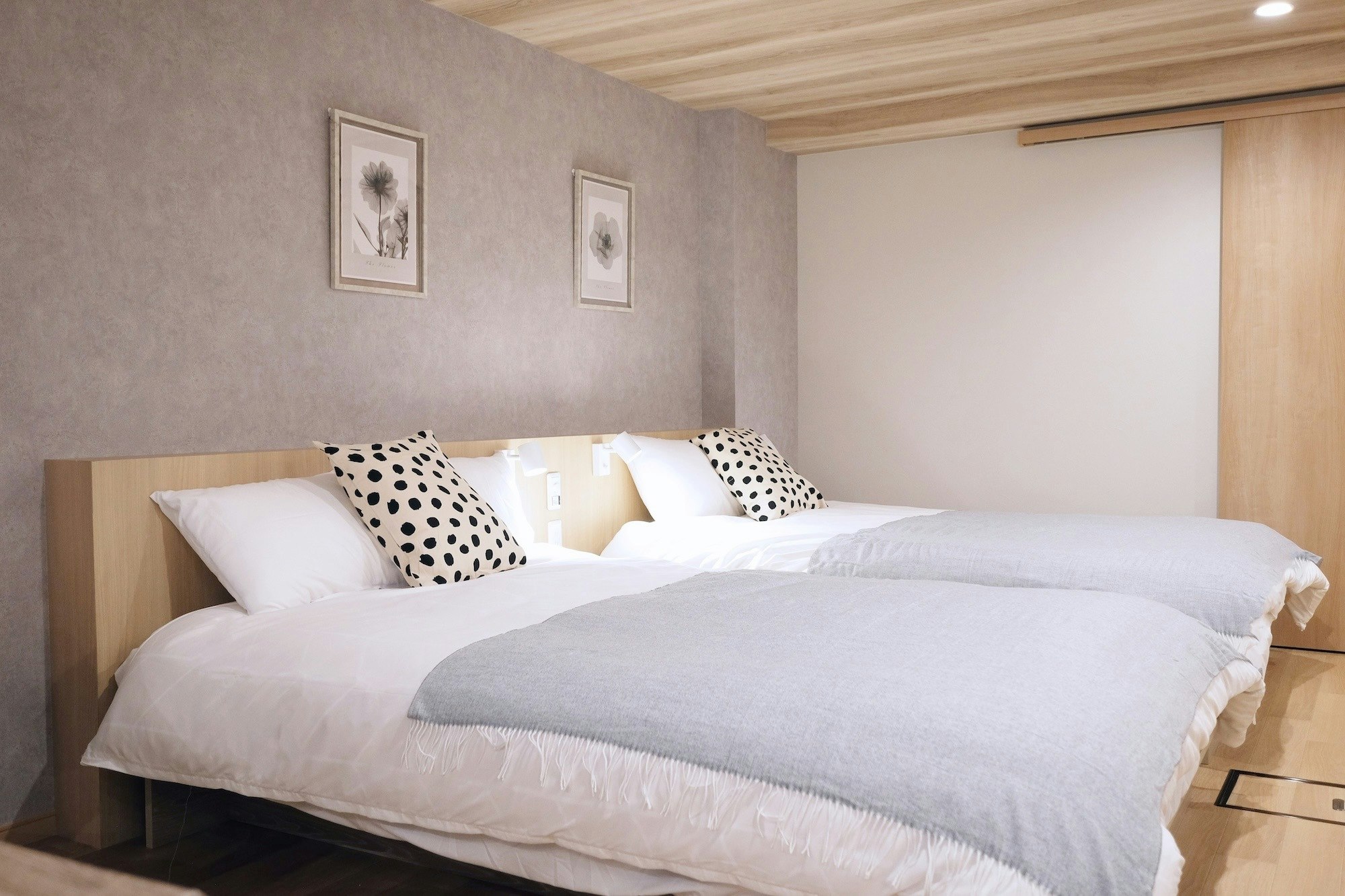 Deluxe Room 35m2 |上北沢駅2分・新宿13分|ダブルベッド2台+布団1式【#101】