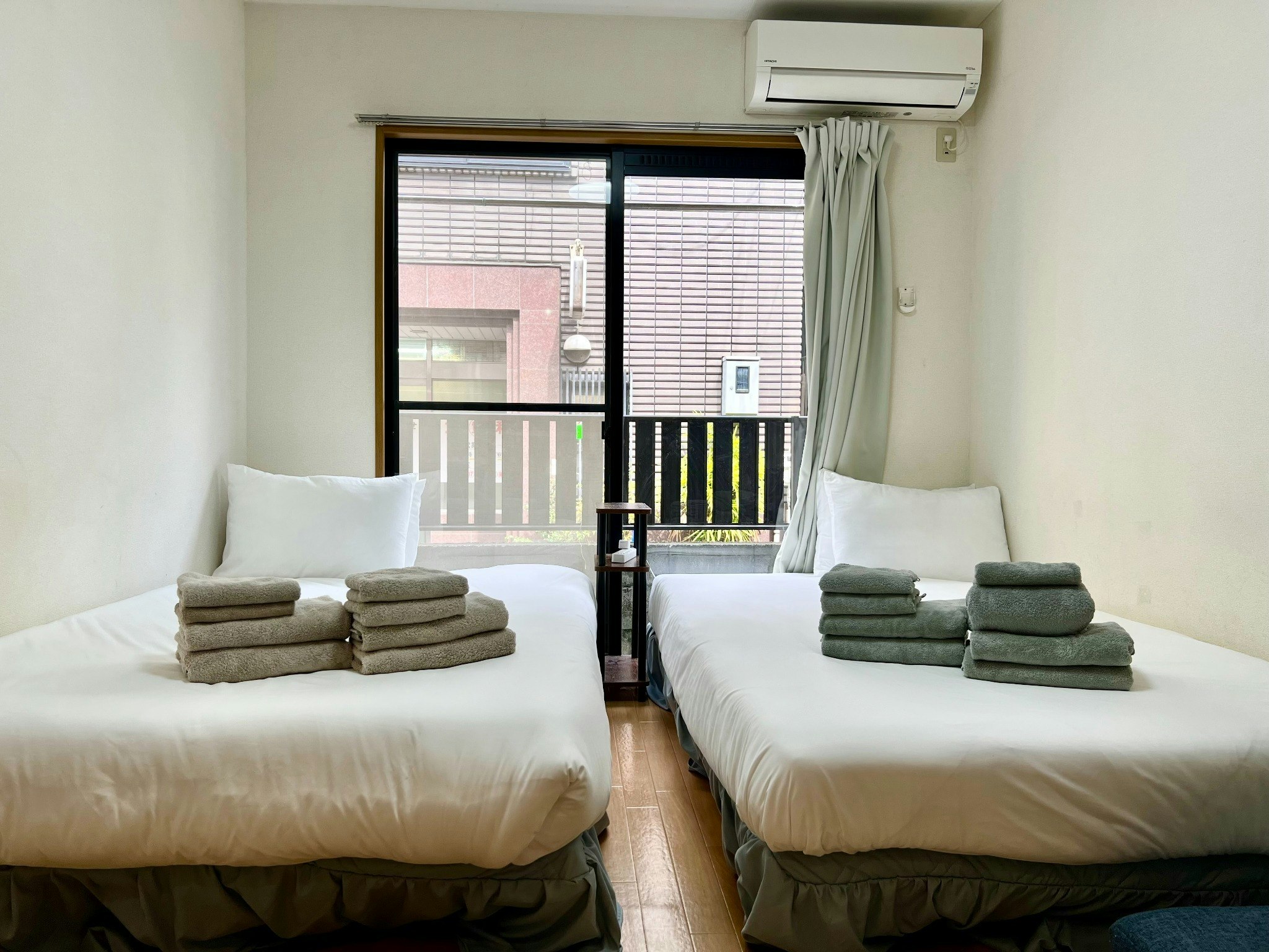 103新大久保駅から徒歩10秒、新宿駅まで徒歩15分の駅近好立地 歌舞伎町も歩いてすぐ近くです