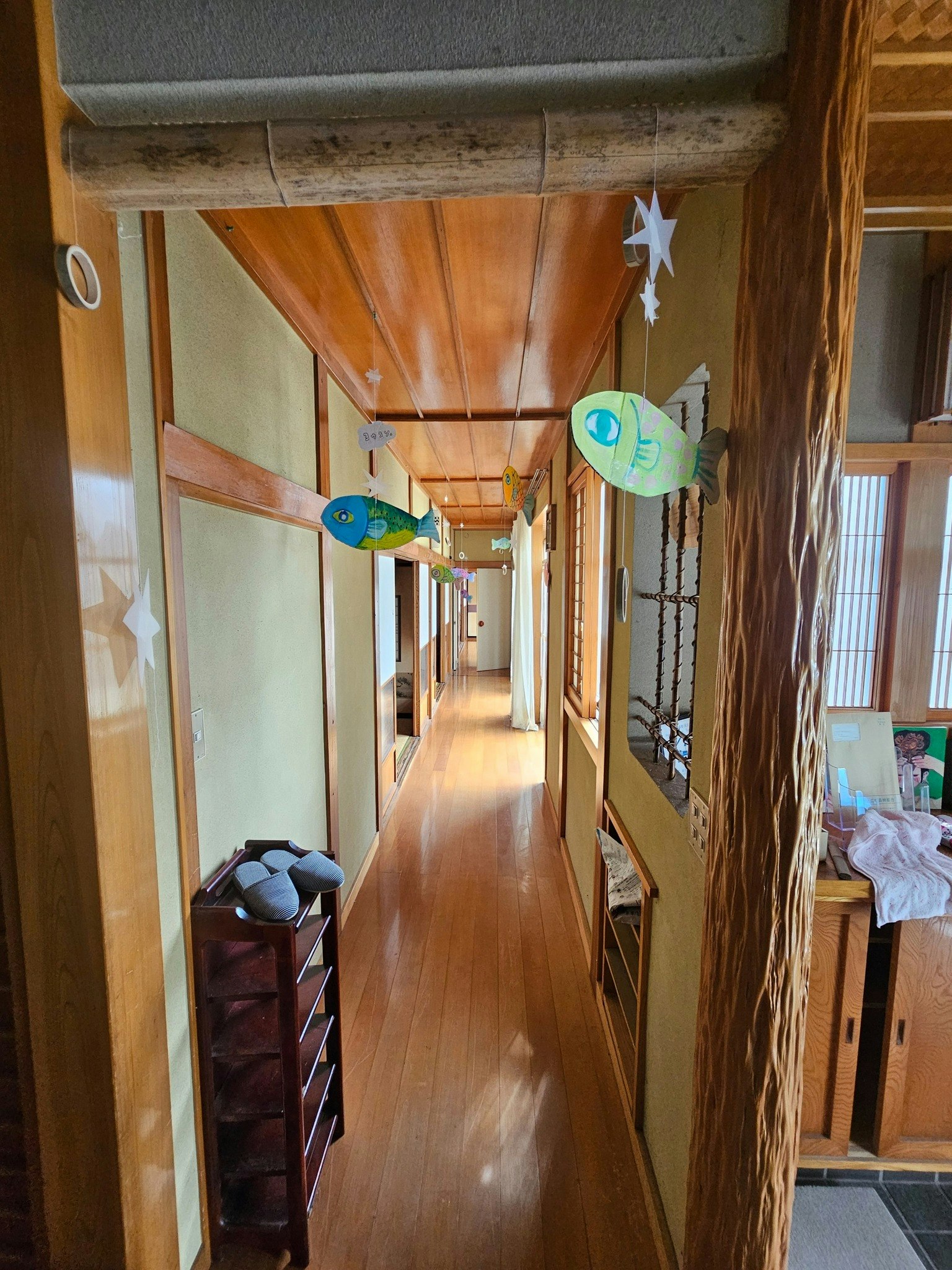 8畳の和室で、遮光カーテン付きです